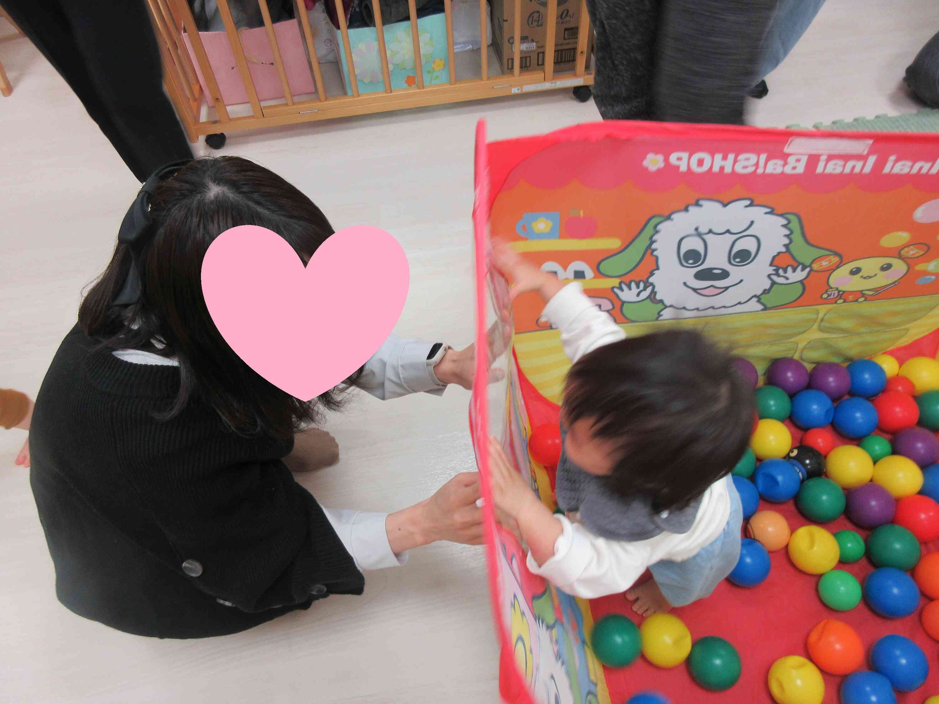 製作の後はみんなが大好きなボールハウスで遊んだよ。