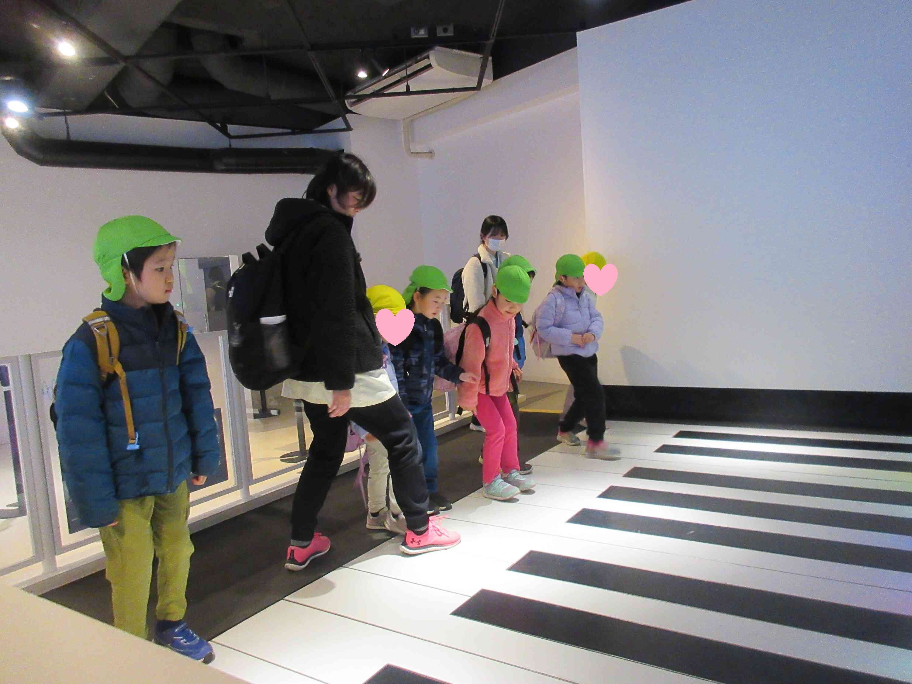 大きなピアノに大喜び！