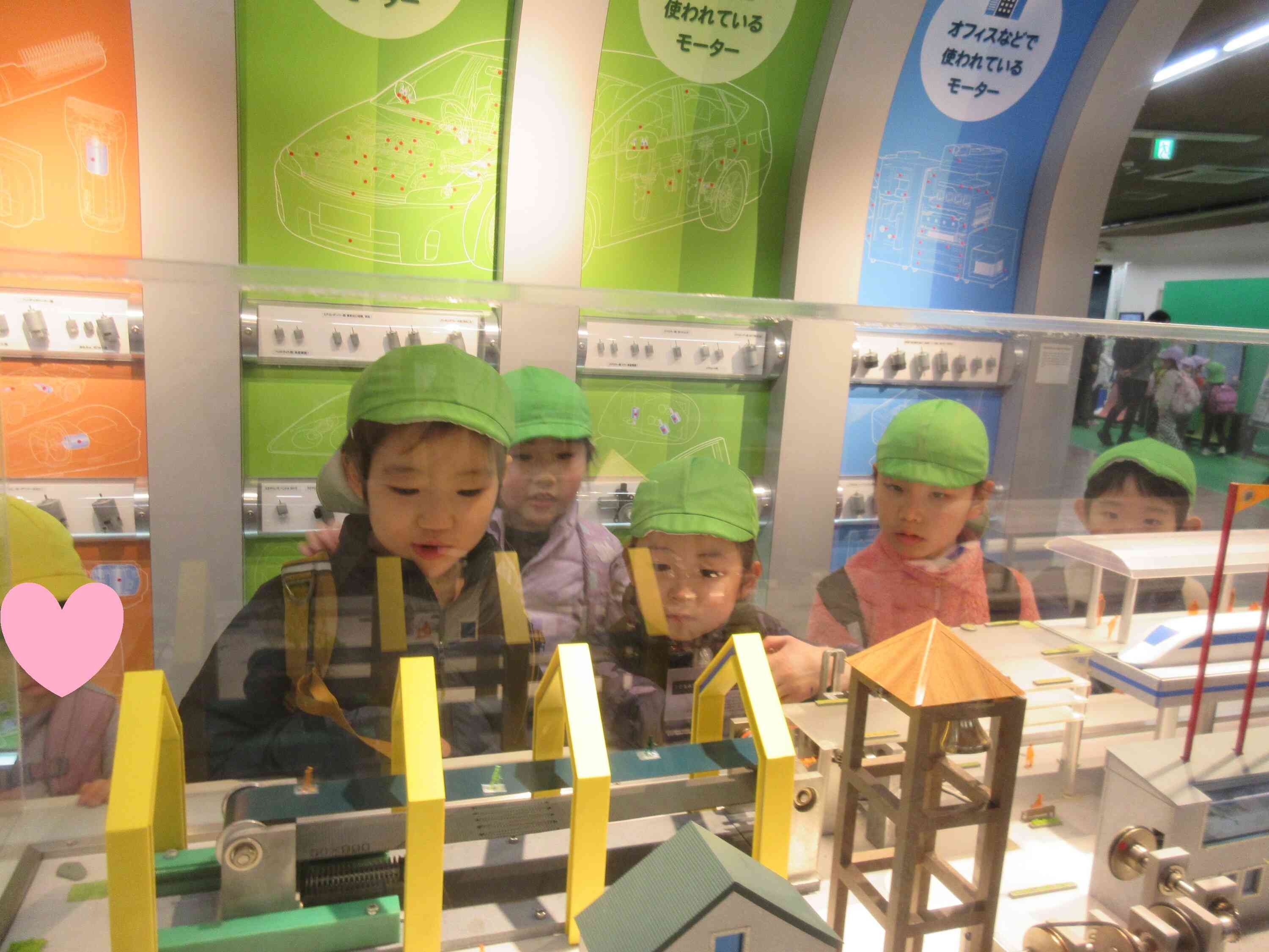 モーターの仕組みに興味津々でした。