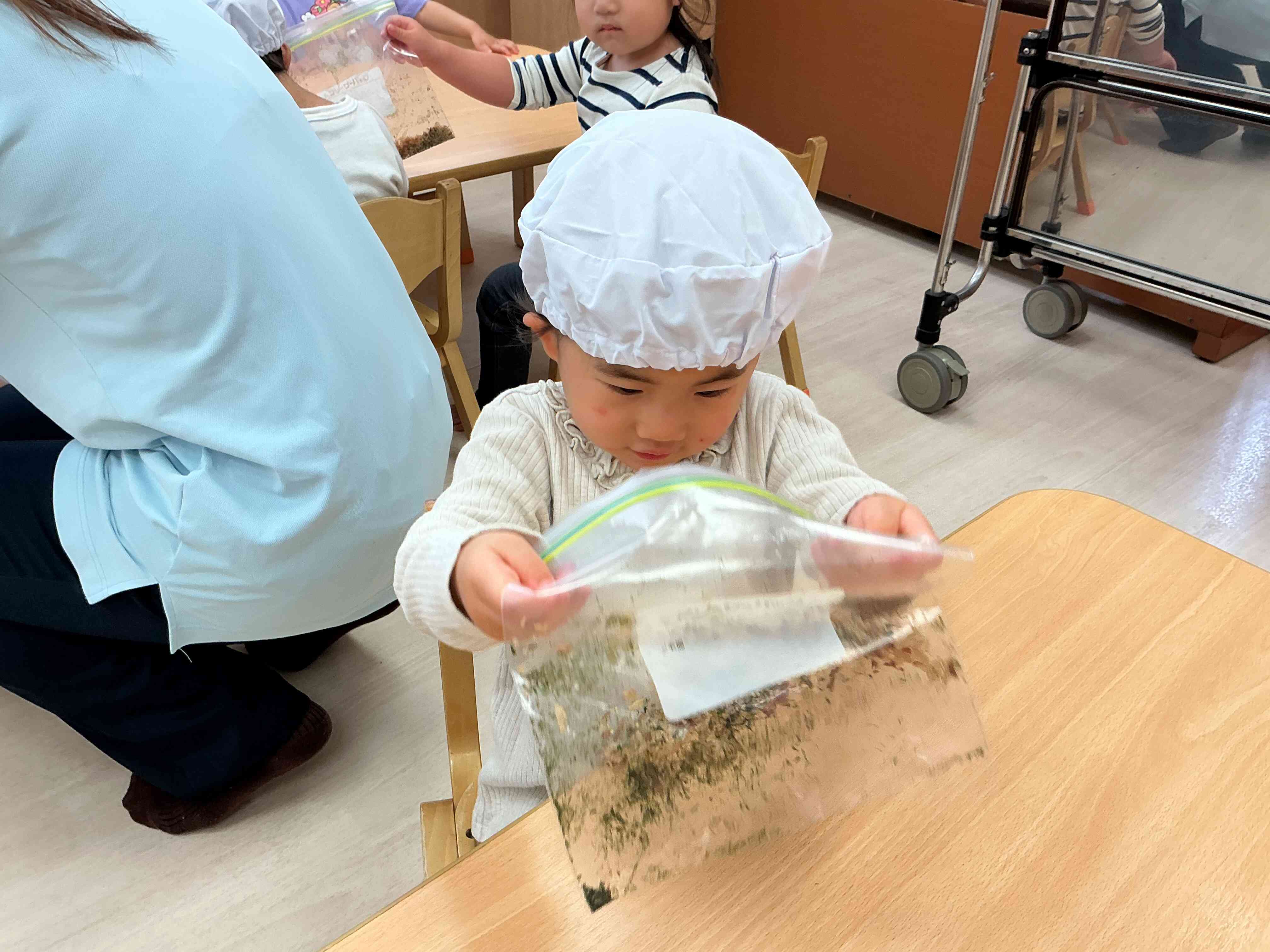 ふりかけ作りをしたよ！（2歳児あひる組）