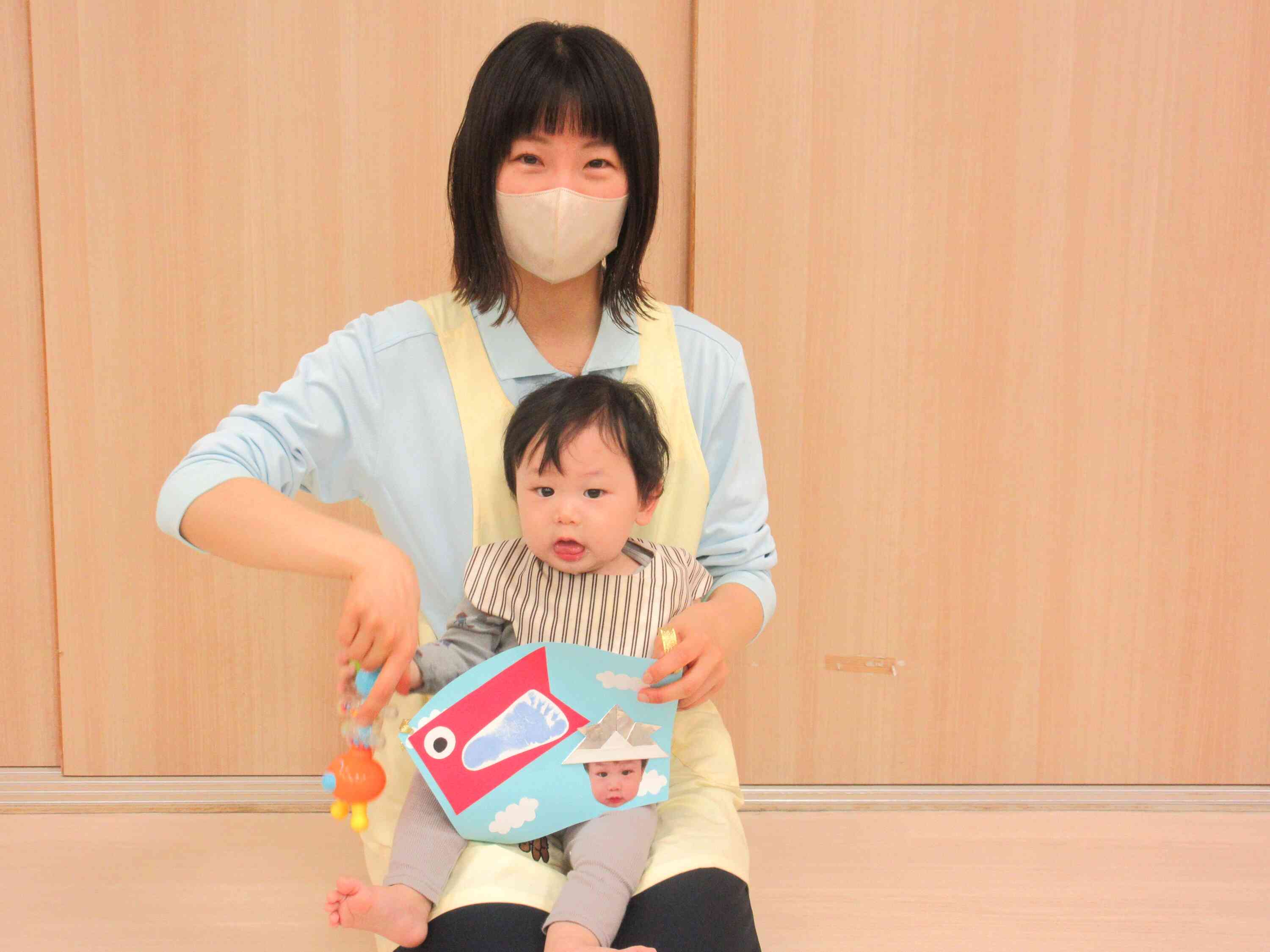 ０歳児ひよこ組さんです。可愛いこいのぼりができたね！