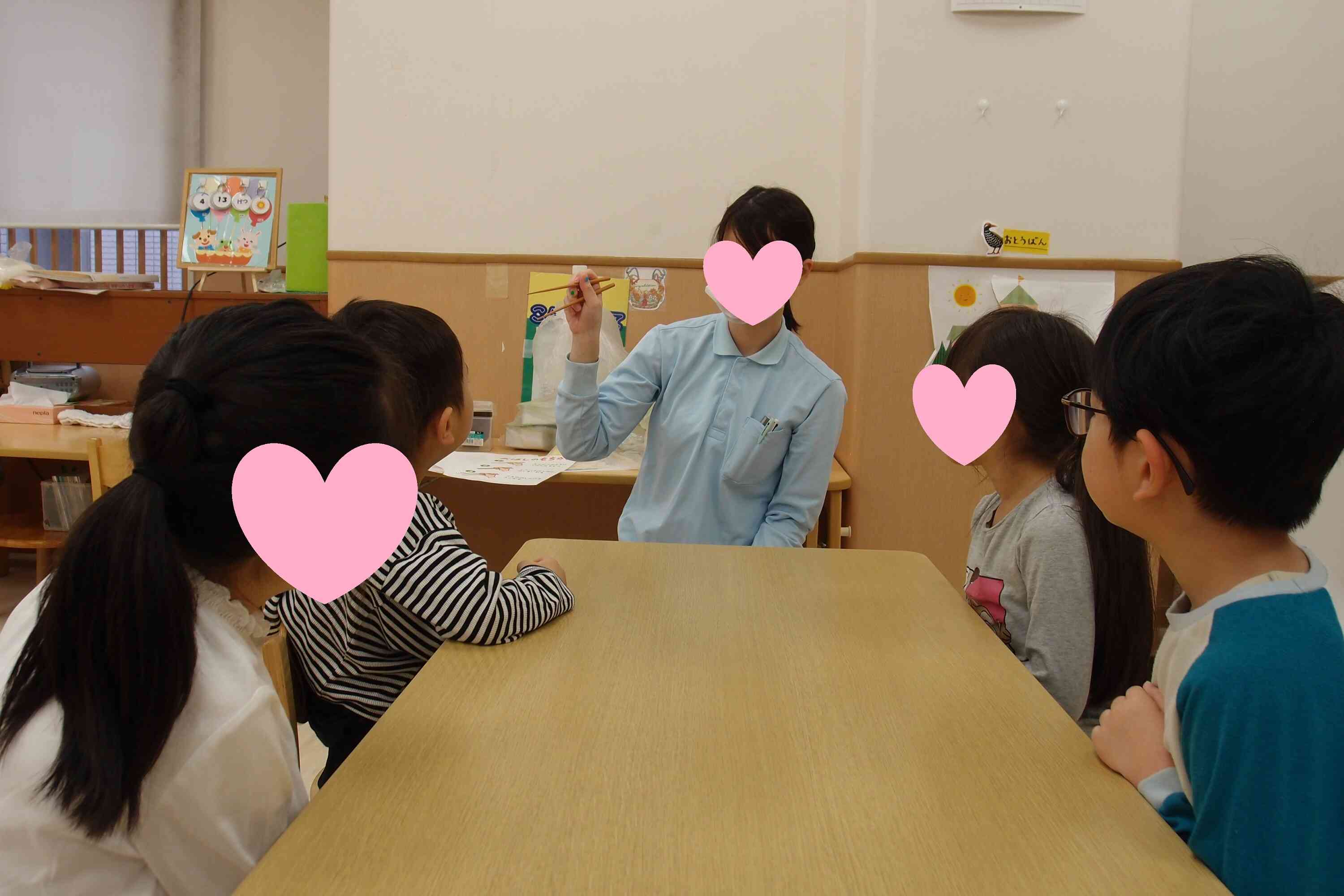 お箸の持ち方を練習しました！（4・5歳 ぱんだ・きりん組）