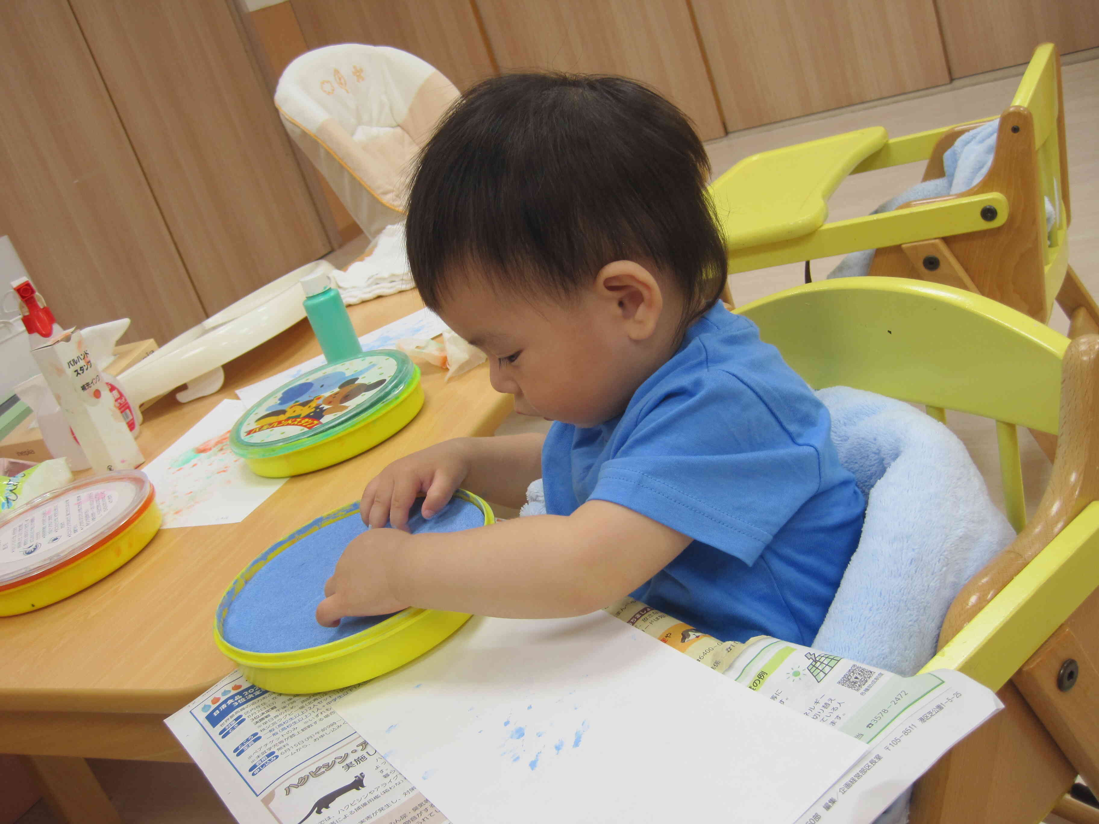製作の様子(０歳児ひよこ組)