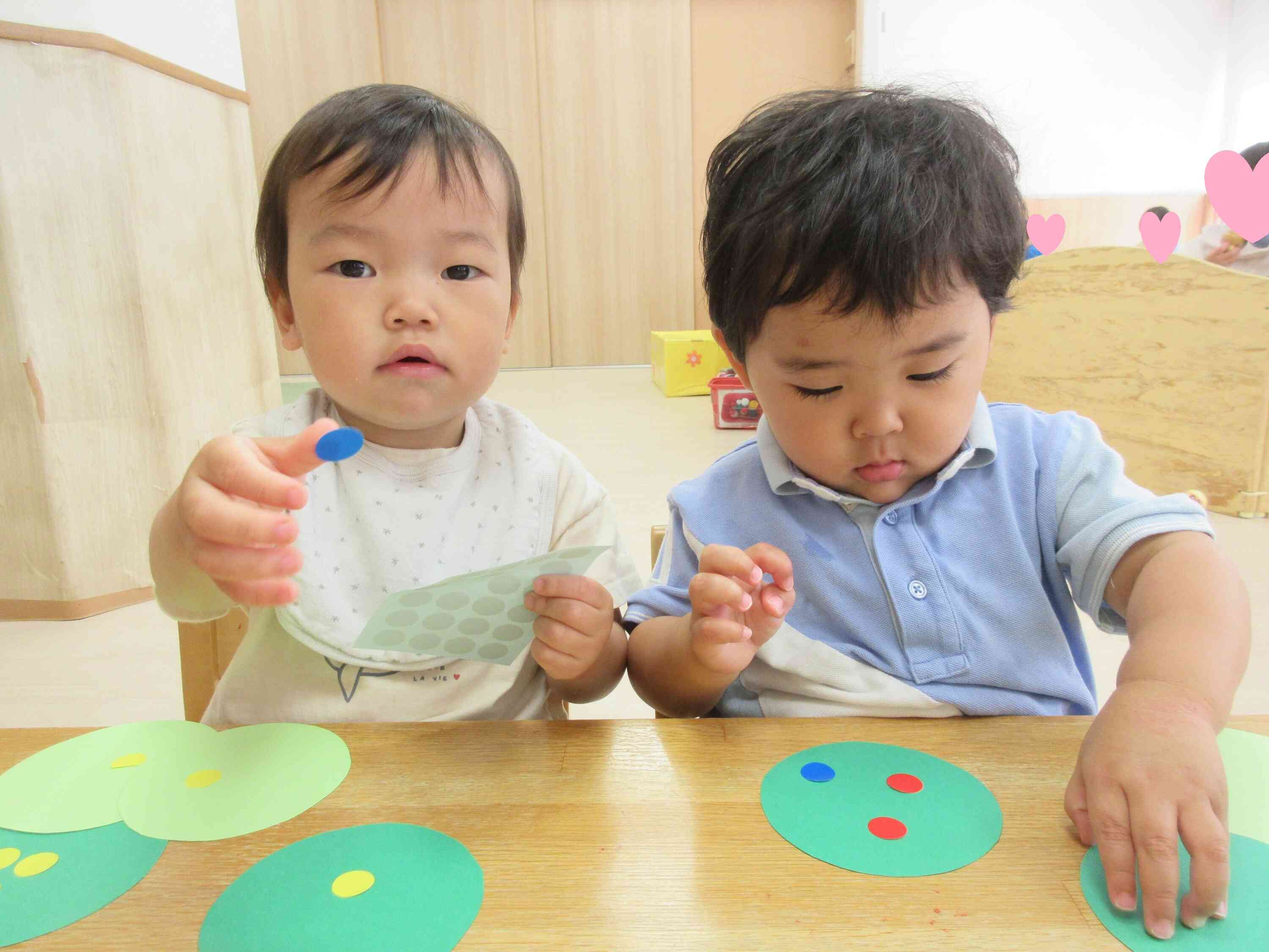 手先が器用になってきました⭐︎うさぎ組（1歳児クラス）