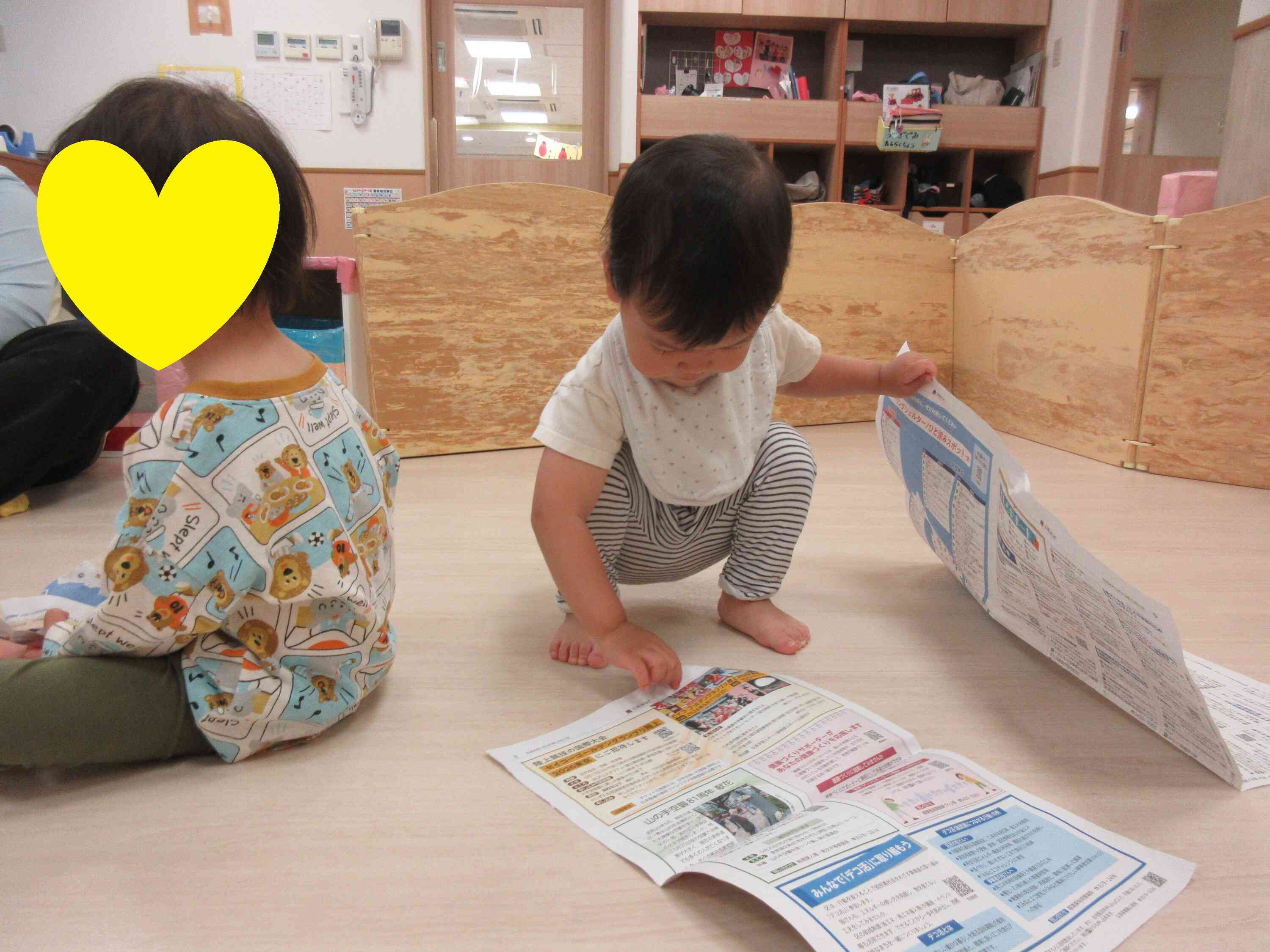 「ふむふむ…」新聞紙を読む姿も可愛いね♡