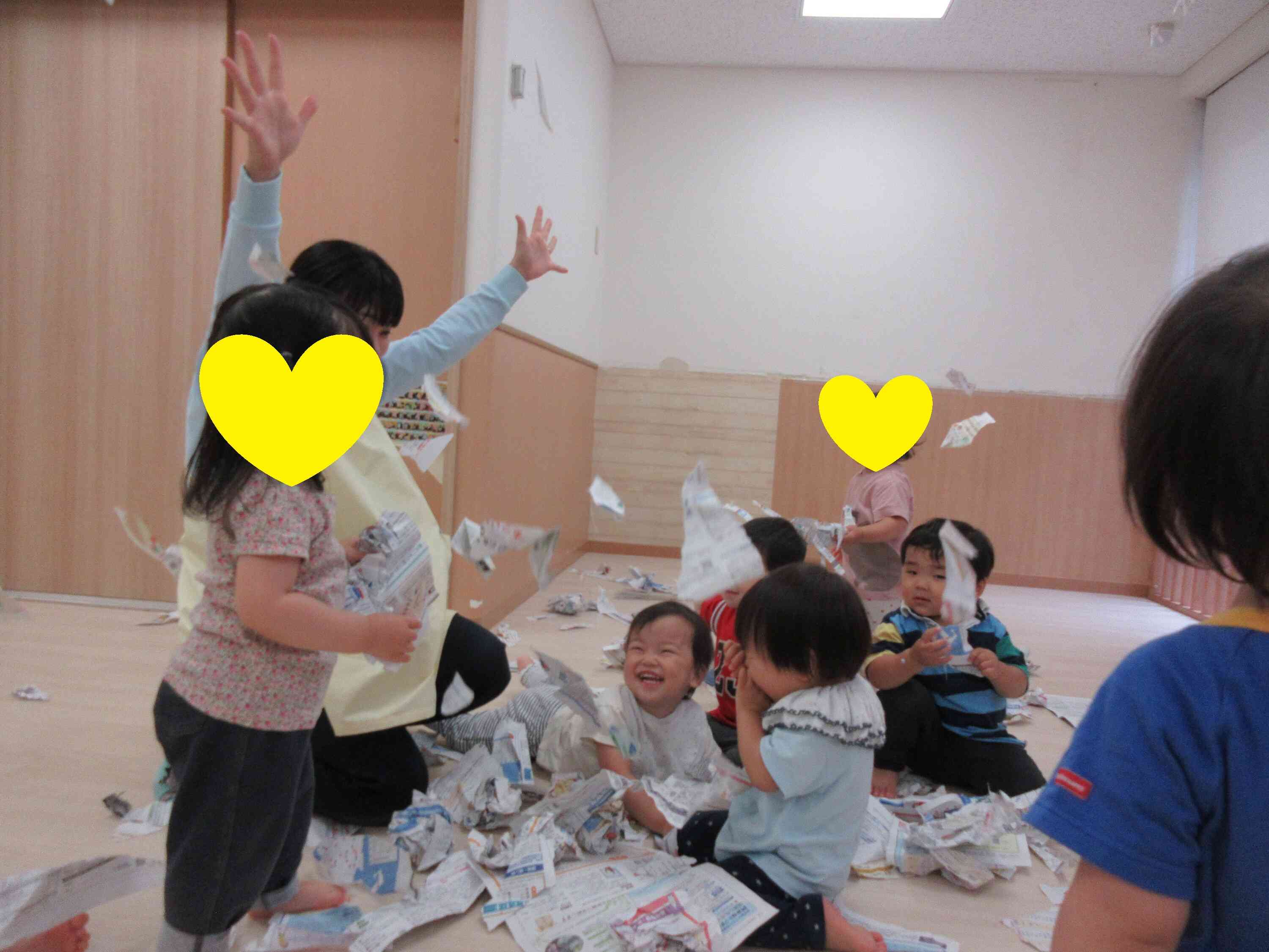 新聞紙で遊んだよ☆うさぎ組(1歳児クラス)