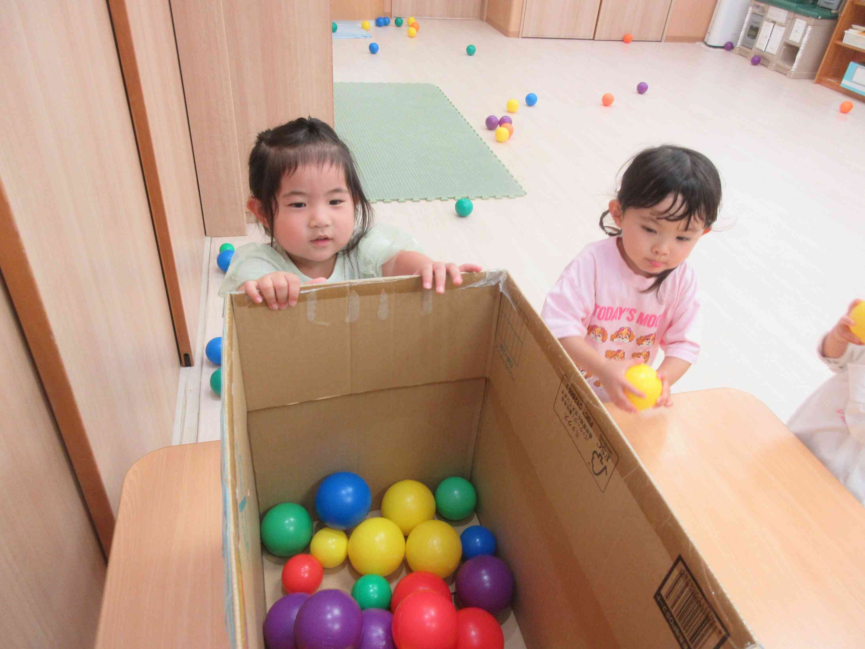 ボール遊びをしたよ！（2歳児　あひる組）