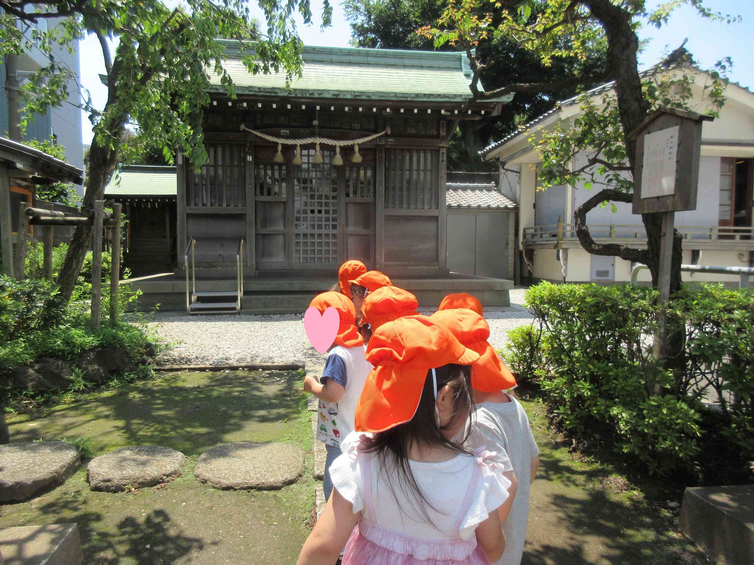 神社に行ったよ～！（あひる組　2歳児）