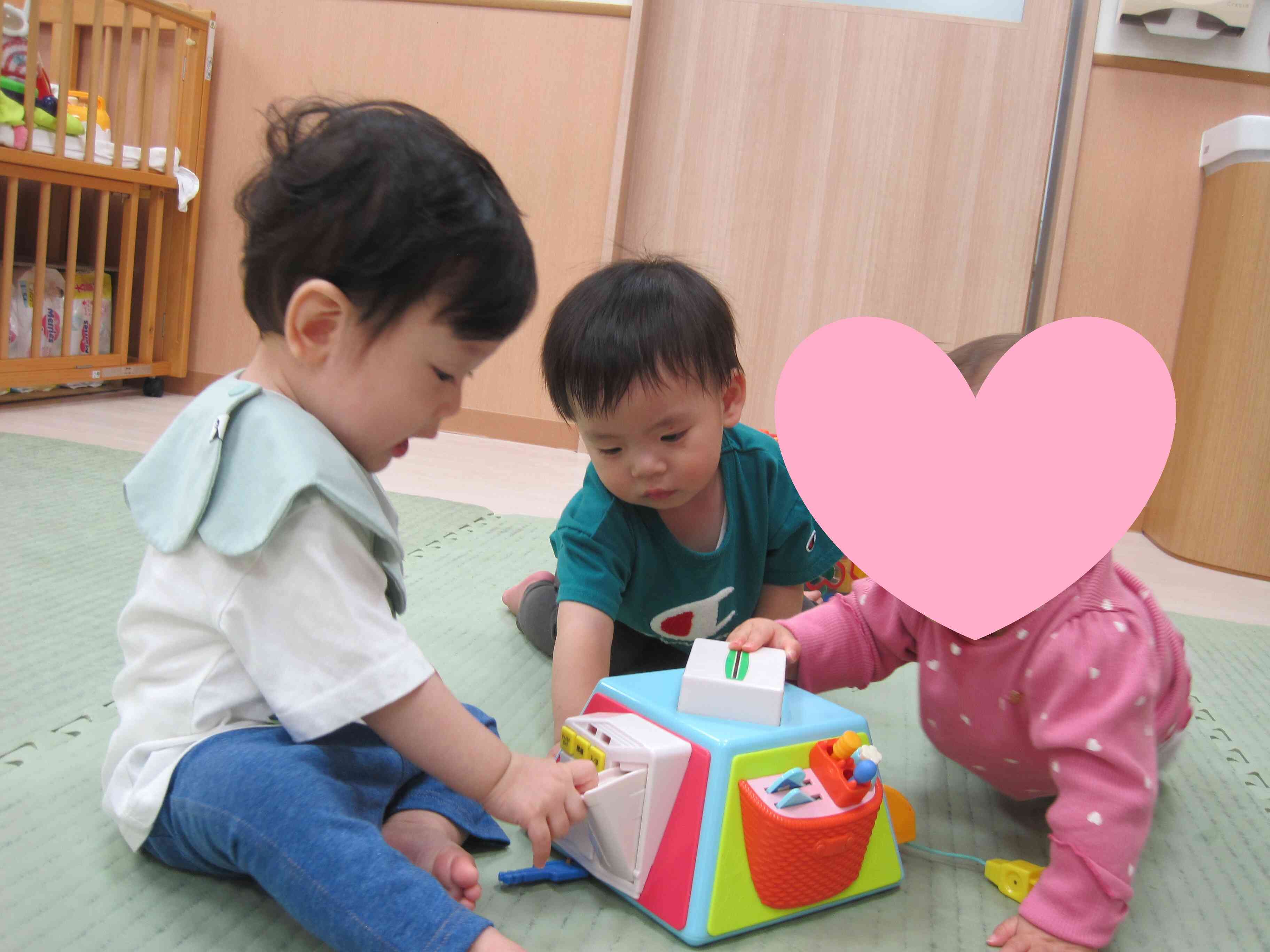 みんなで一緒に♪(ひよこぐみ0歳児)