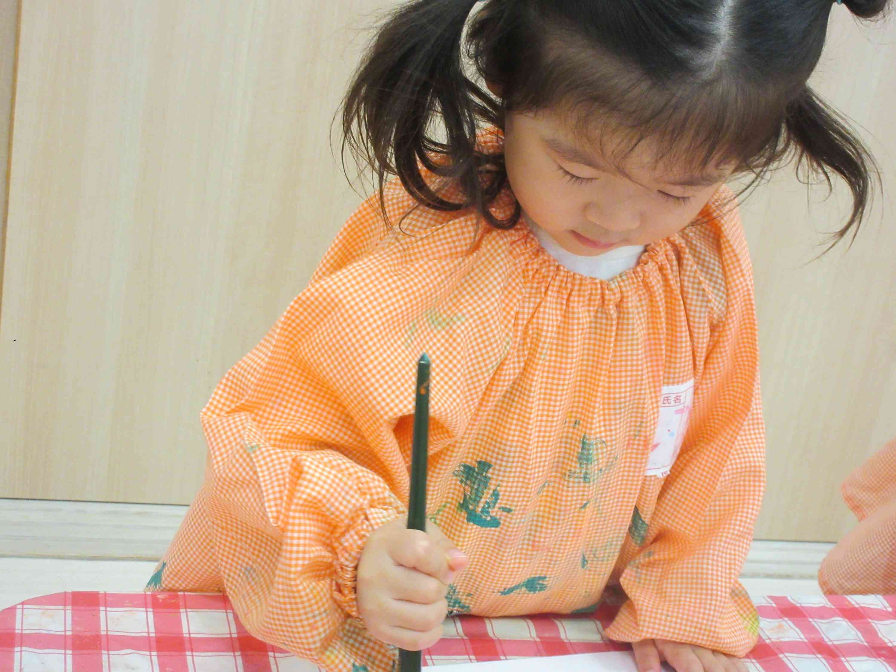 はじき絵をしたよ！（2歳児 あひる組）
