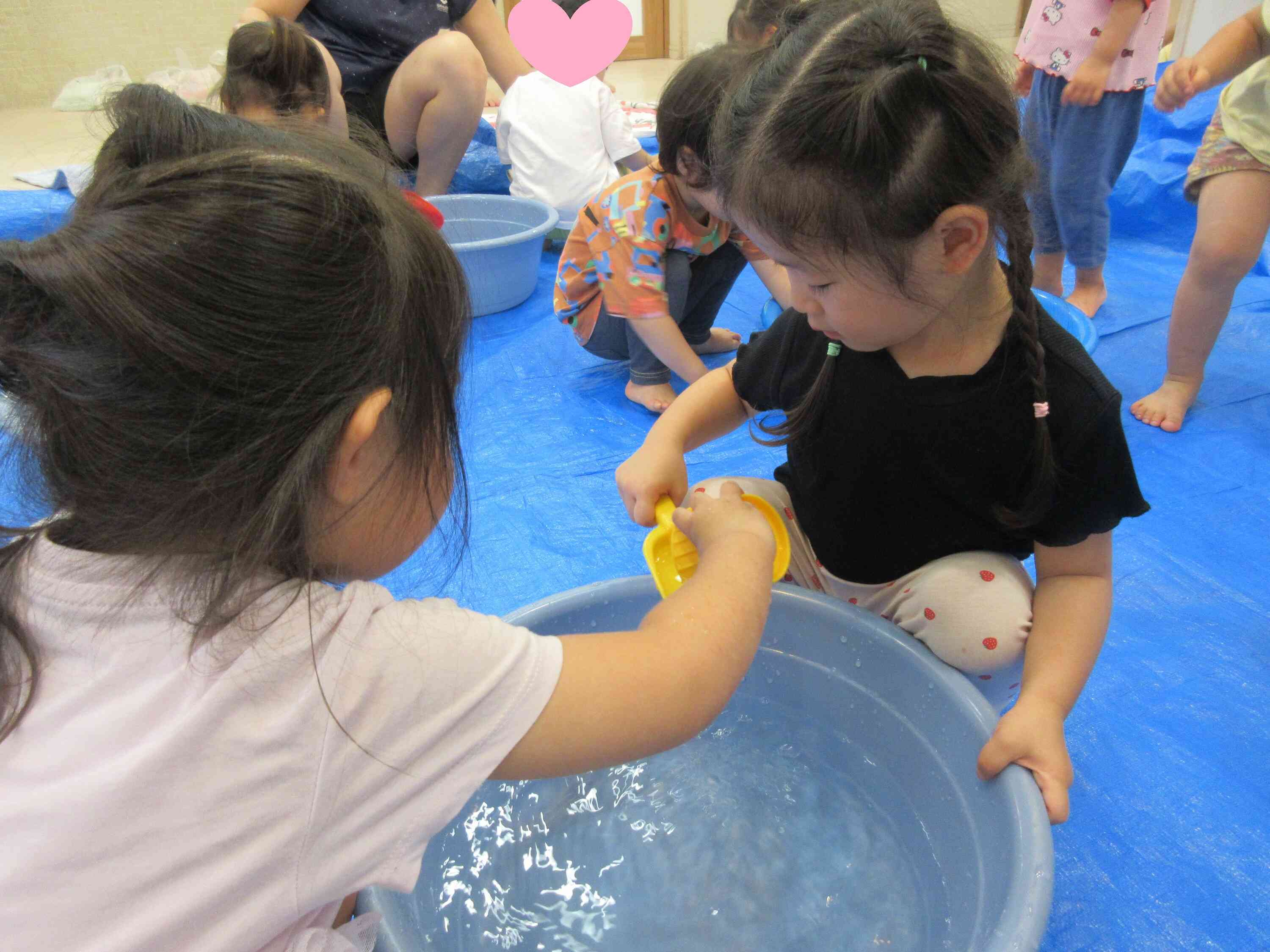 「お水どうぞ!」とお友だちにおすそ分けしながら楽しんでますよ☆