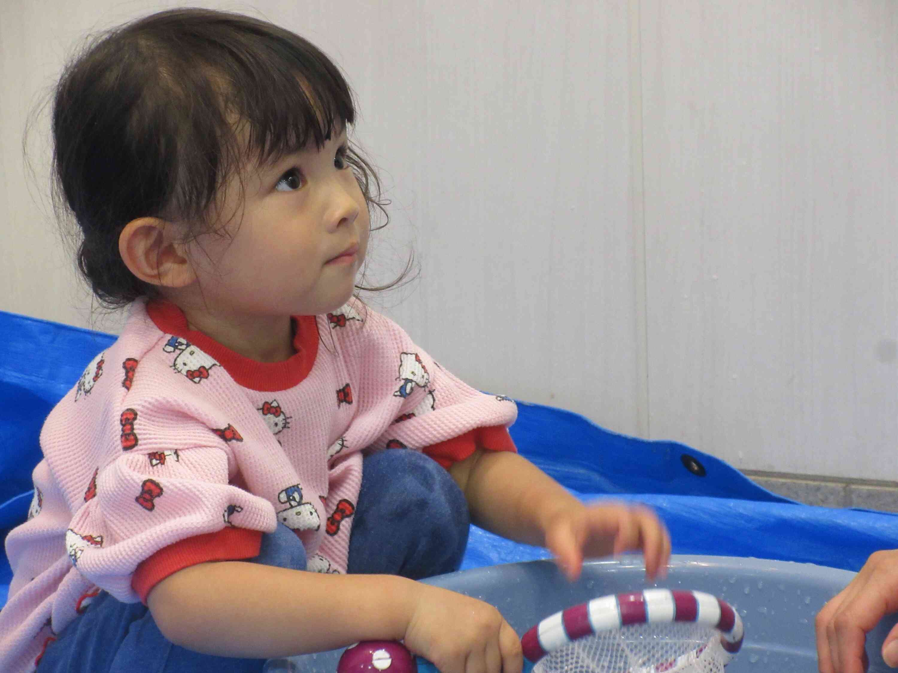 「またお水遊びできる??」と真剣な顔のあひる組さん。また水遊びしようね☆