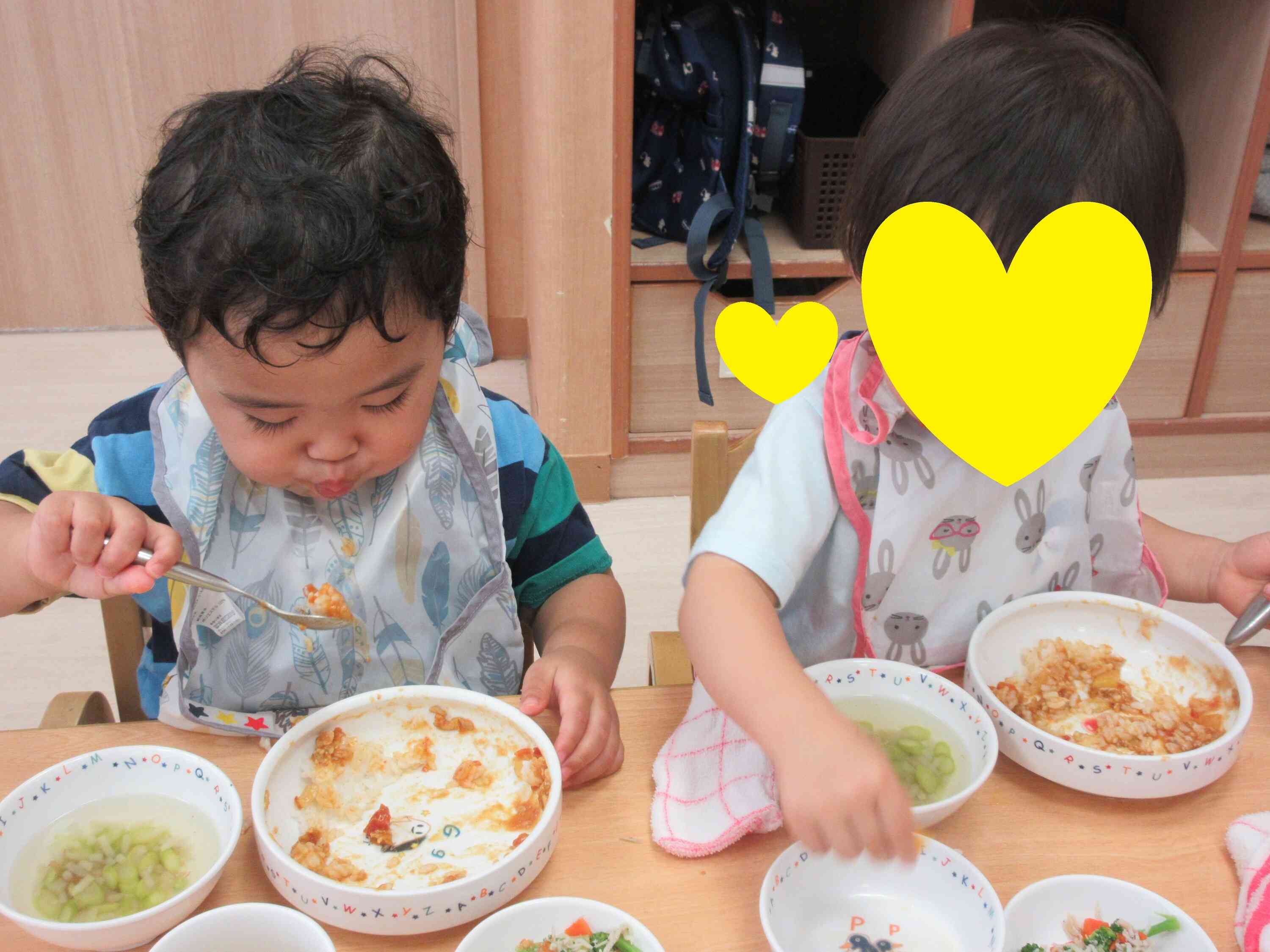 お給食もぐもぐ！美味しいな！ うさぎ組(１歳児クラス)