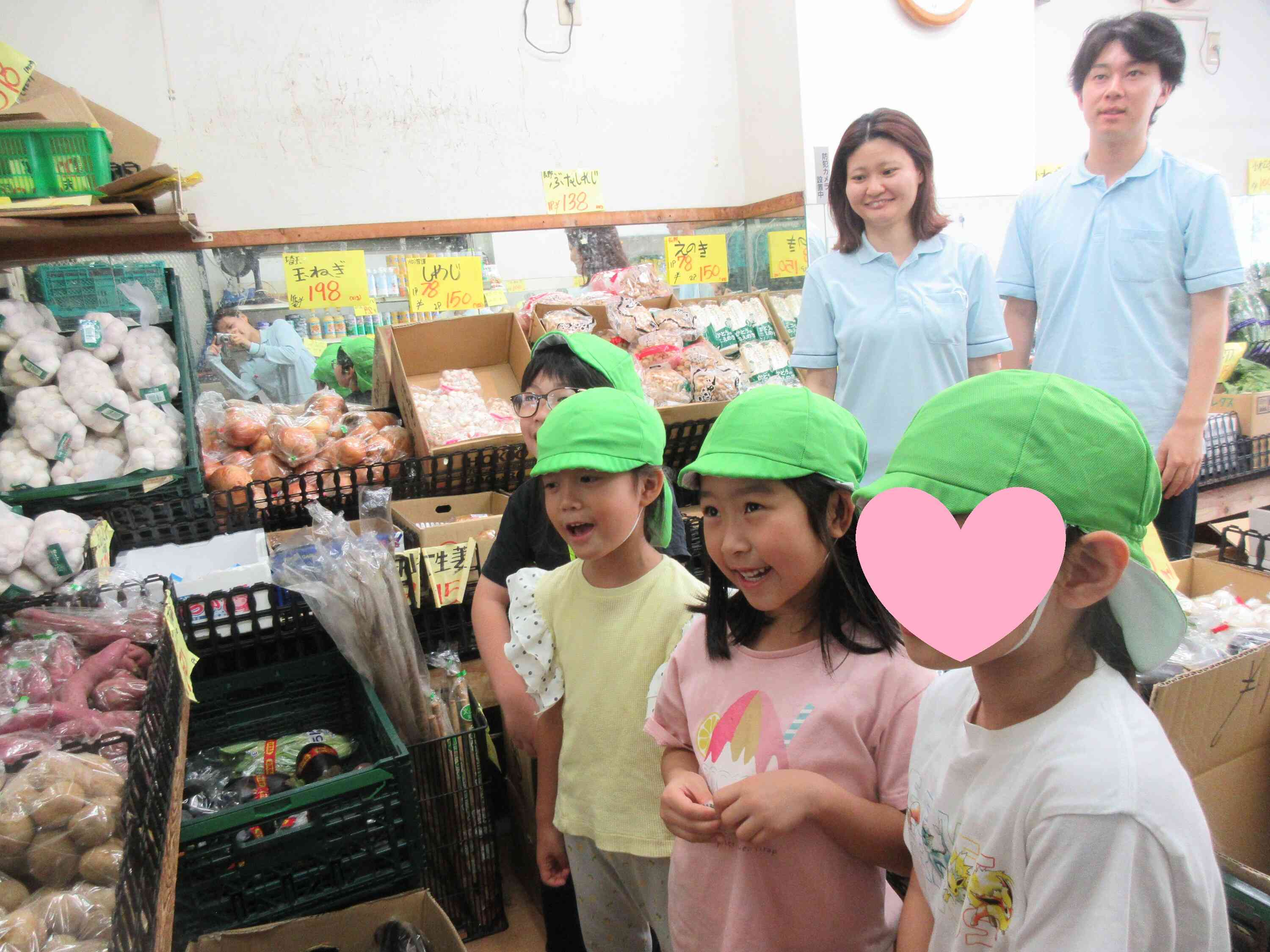 八百屋さんの果物博士にすいかの入荷状況を聞いています。