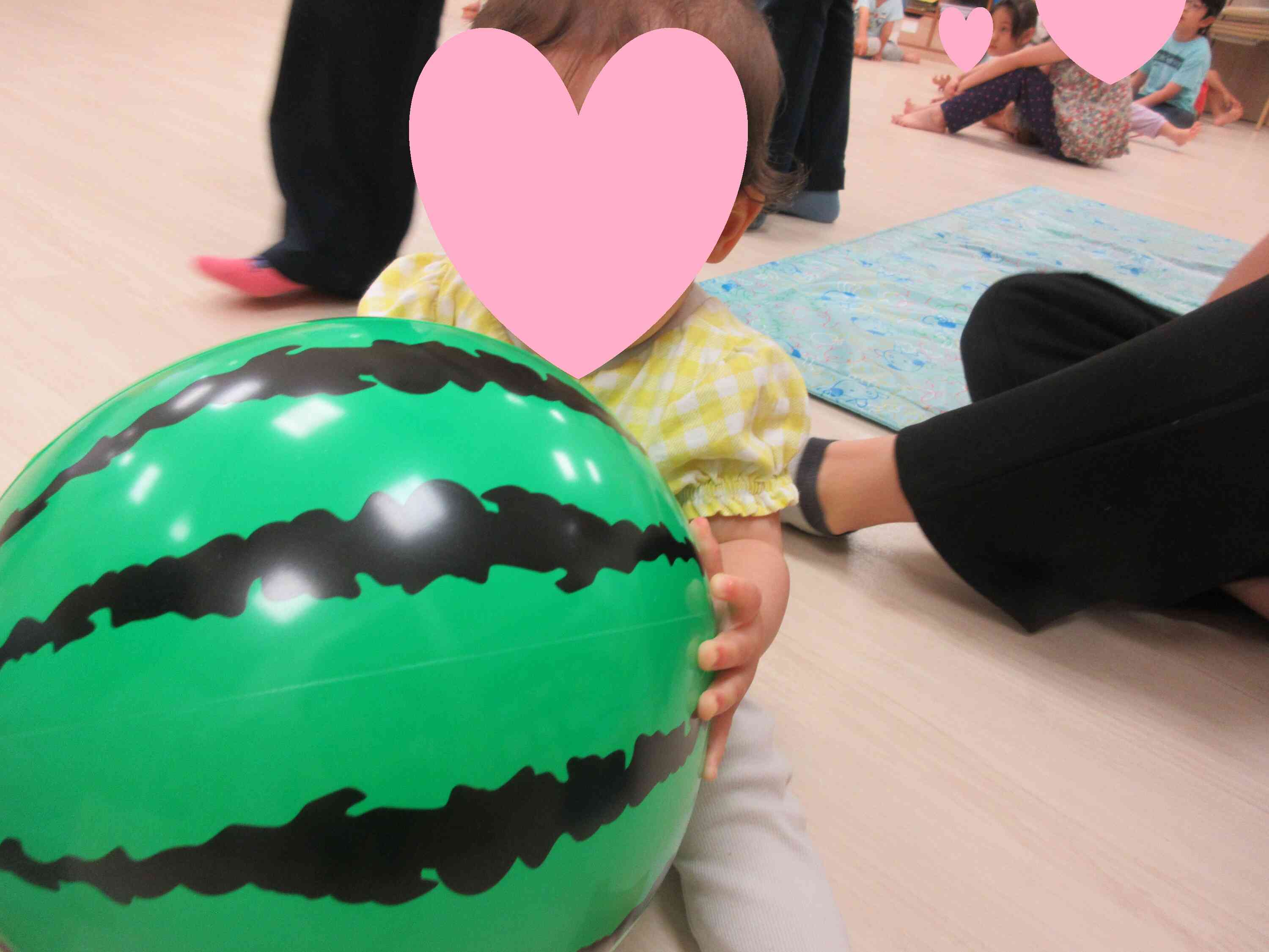 すいかクイズで出てきたすいかに夢中のひよこぐみさん☆(0歳クラス)