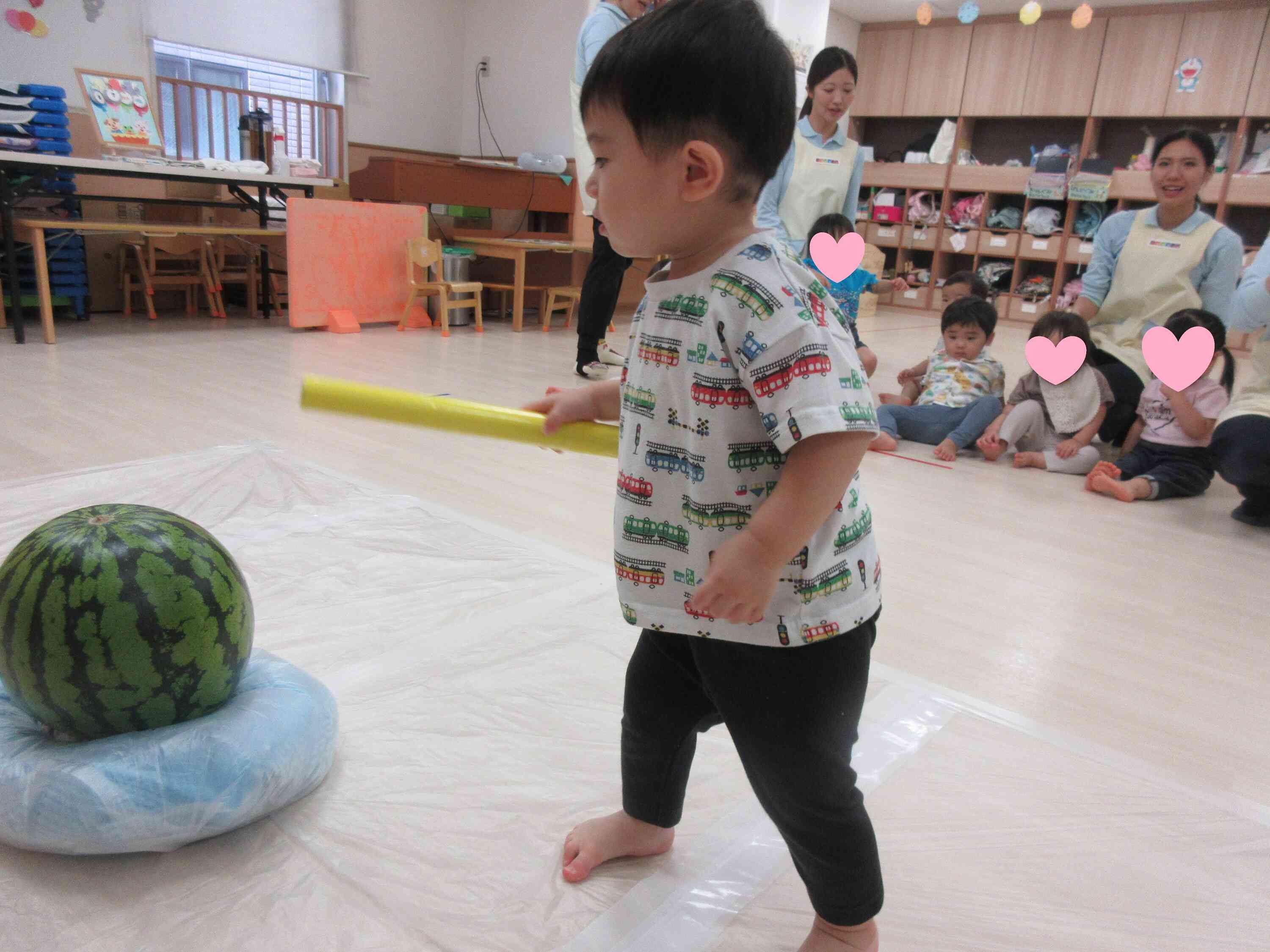 うさぎぐみさんも小さな棒ですいかわりにチャレンジです!!(2歳クラス)