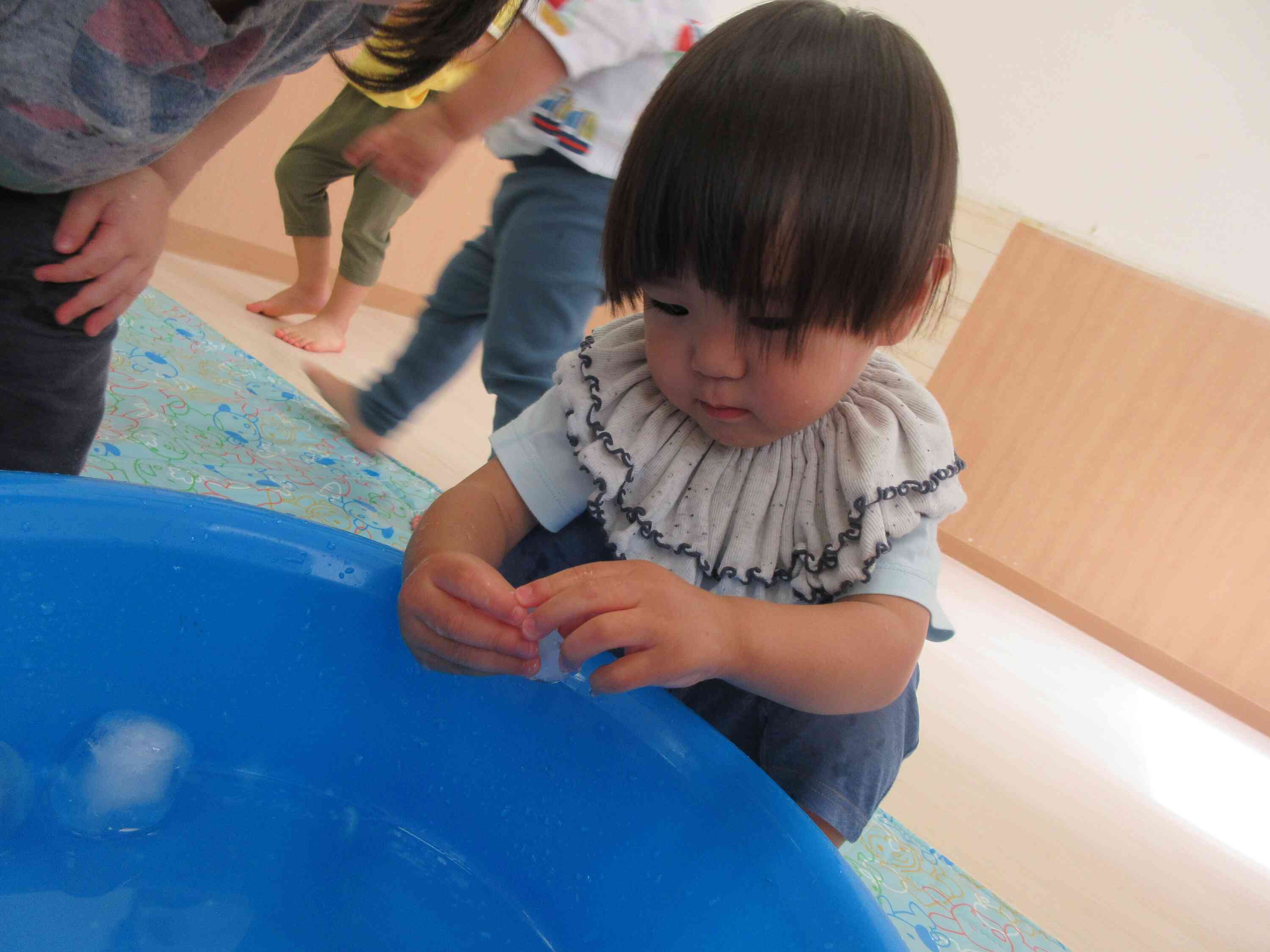氷を使った感触遊びをしたよ！