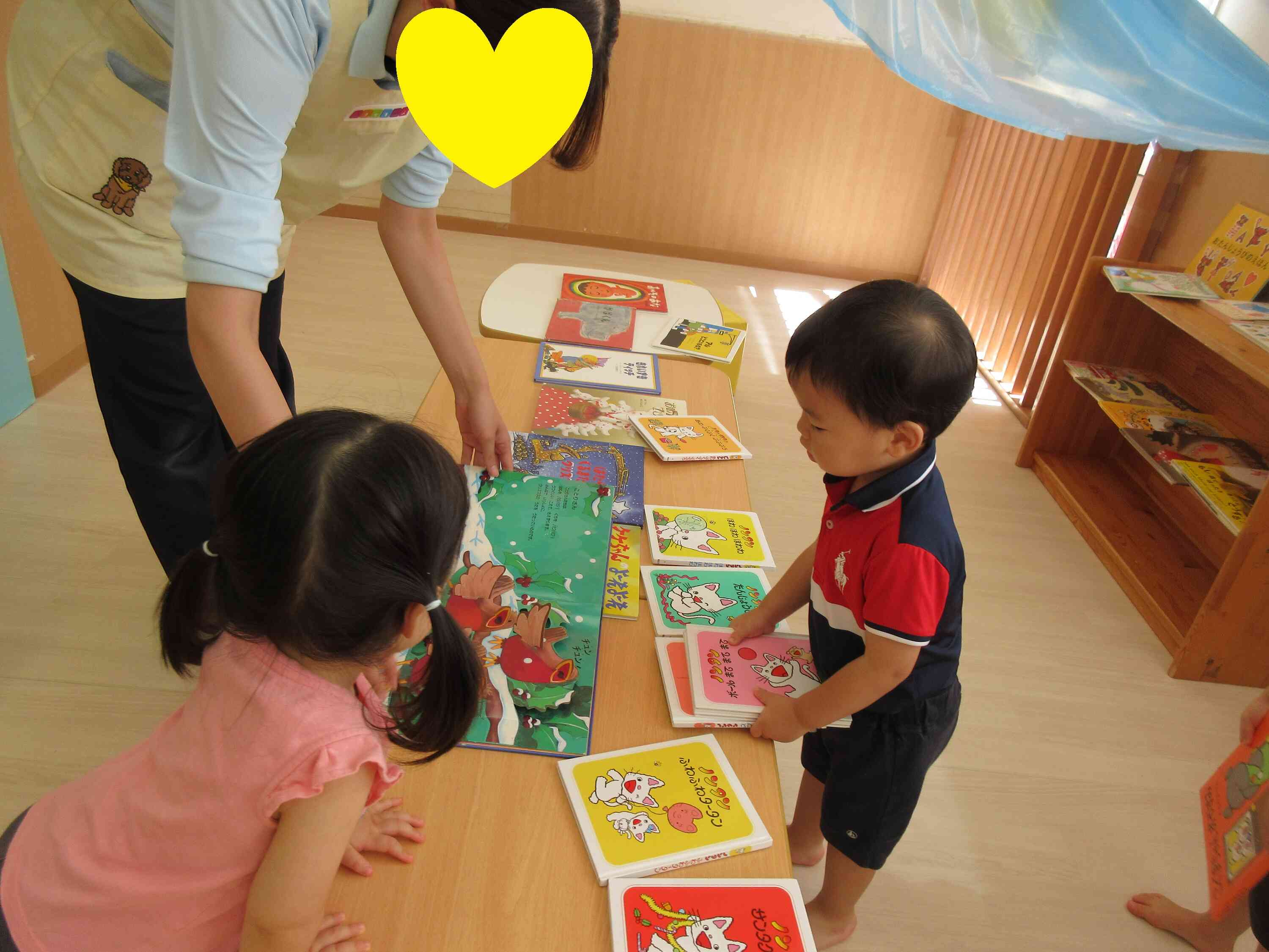 図書館ごっこをしたよ！うさぎ組（１歳児クラス）