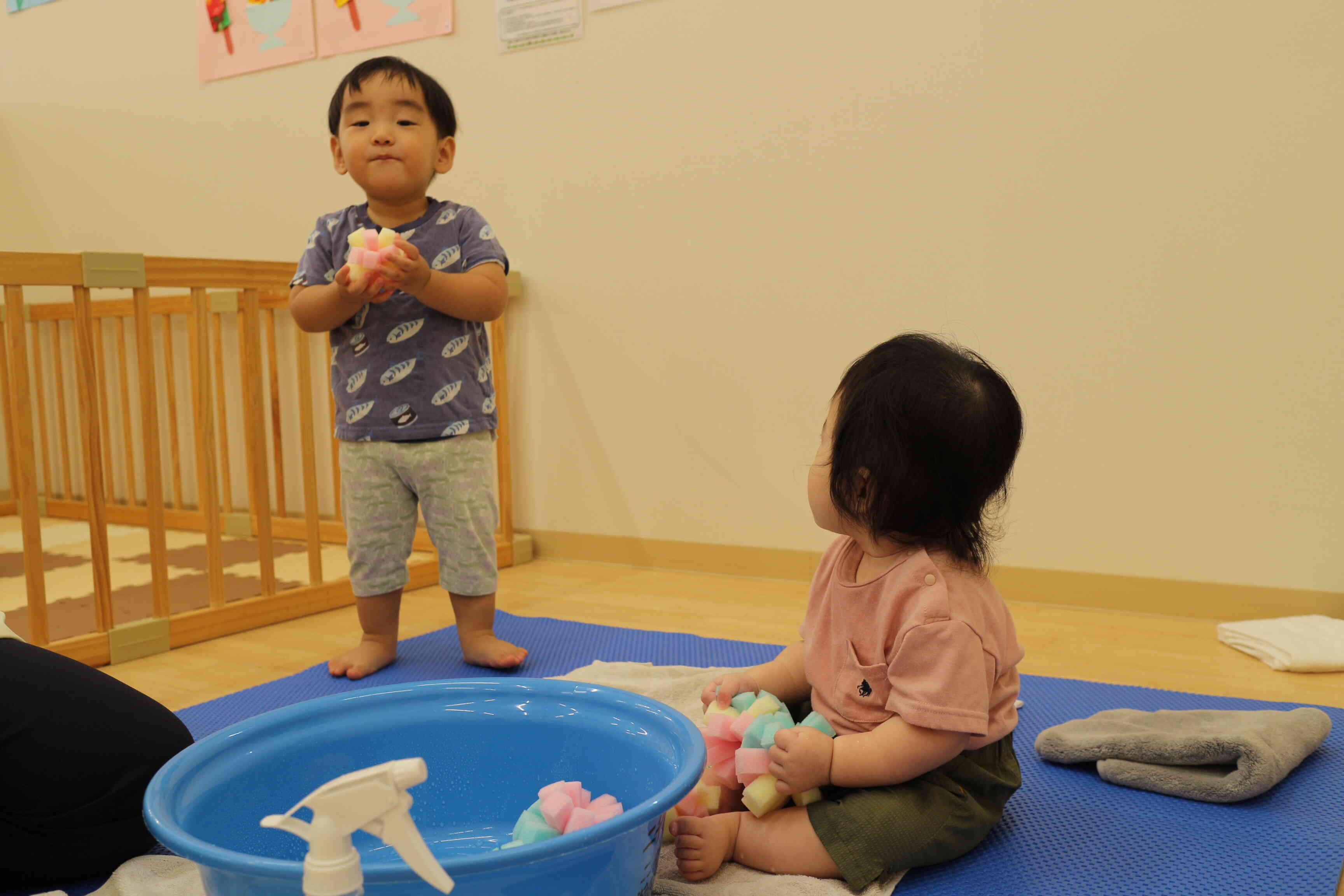 ひよこ組とあひる組、それぞれの遊びを行き来してどちらも楽しんでいました