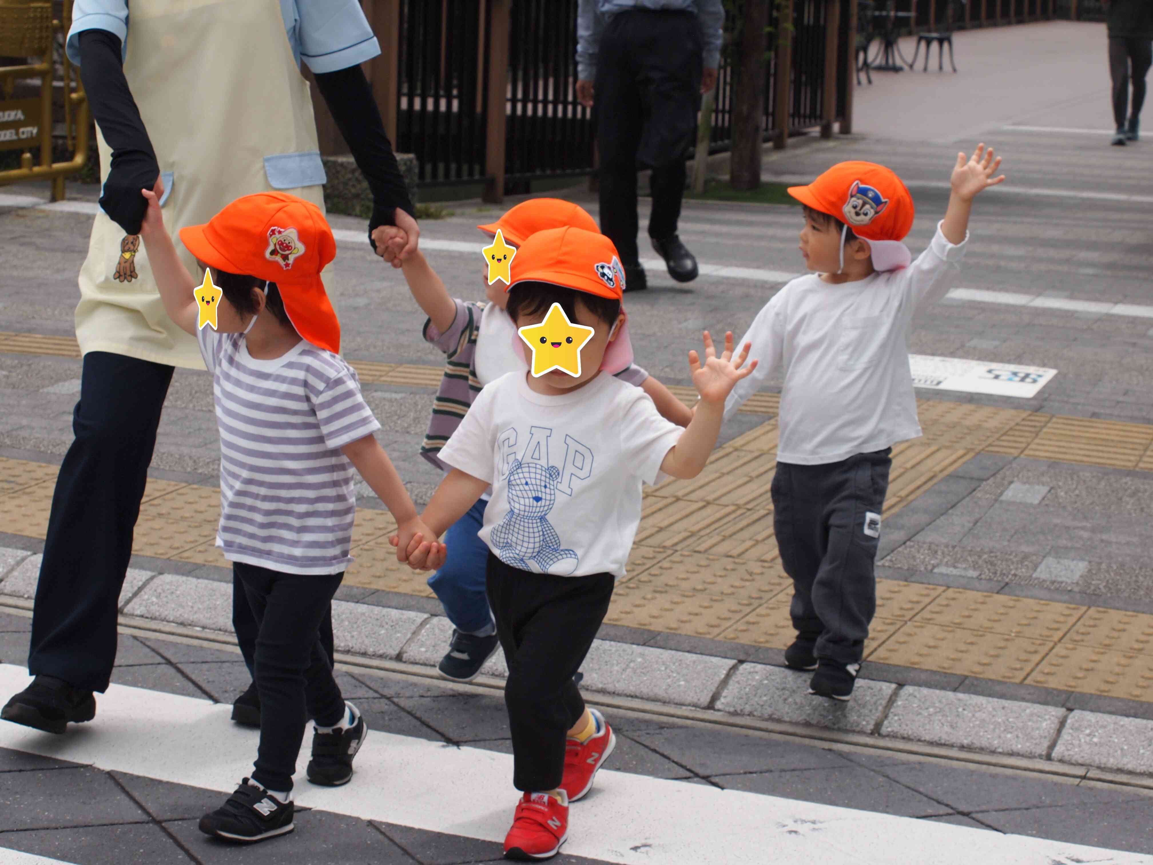 天気の良い日にはお散歩に行っています
