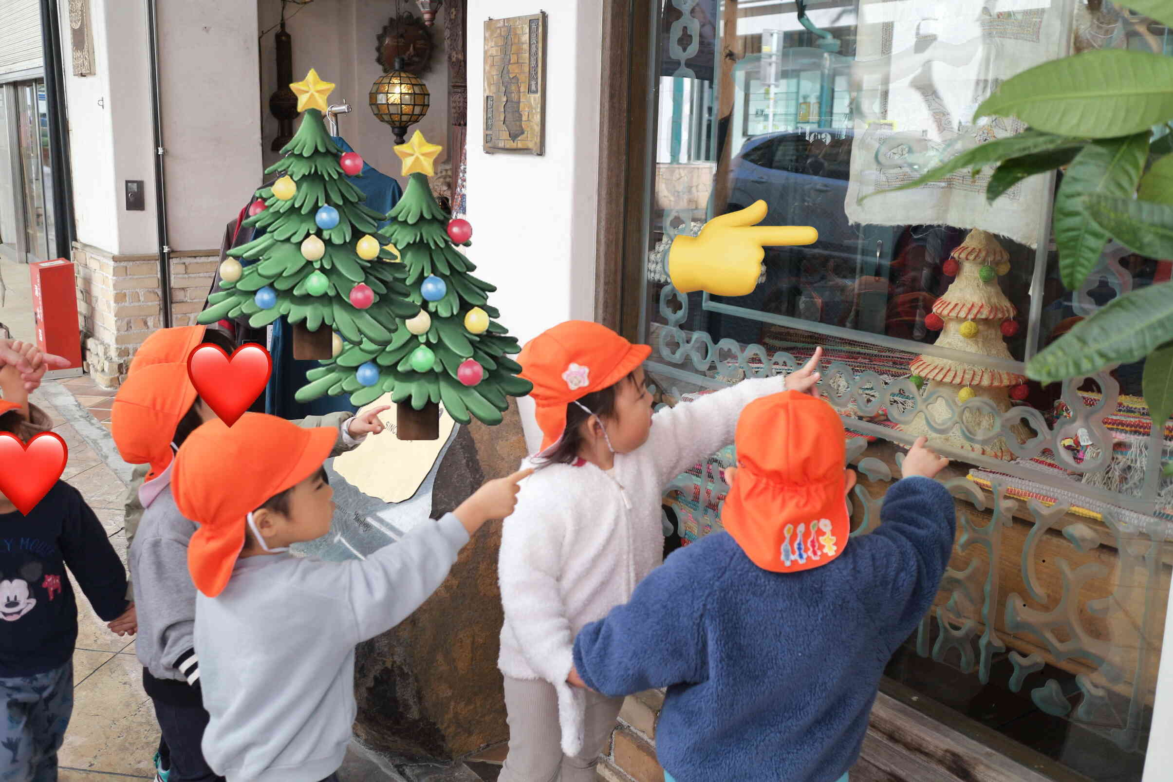 お店の中にクリスマスツリーがあるよ！