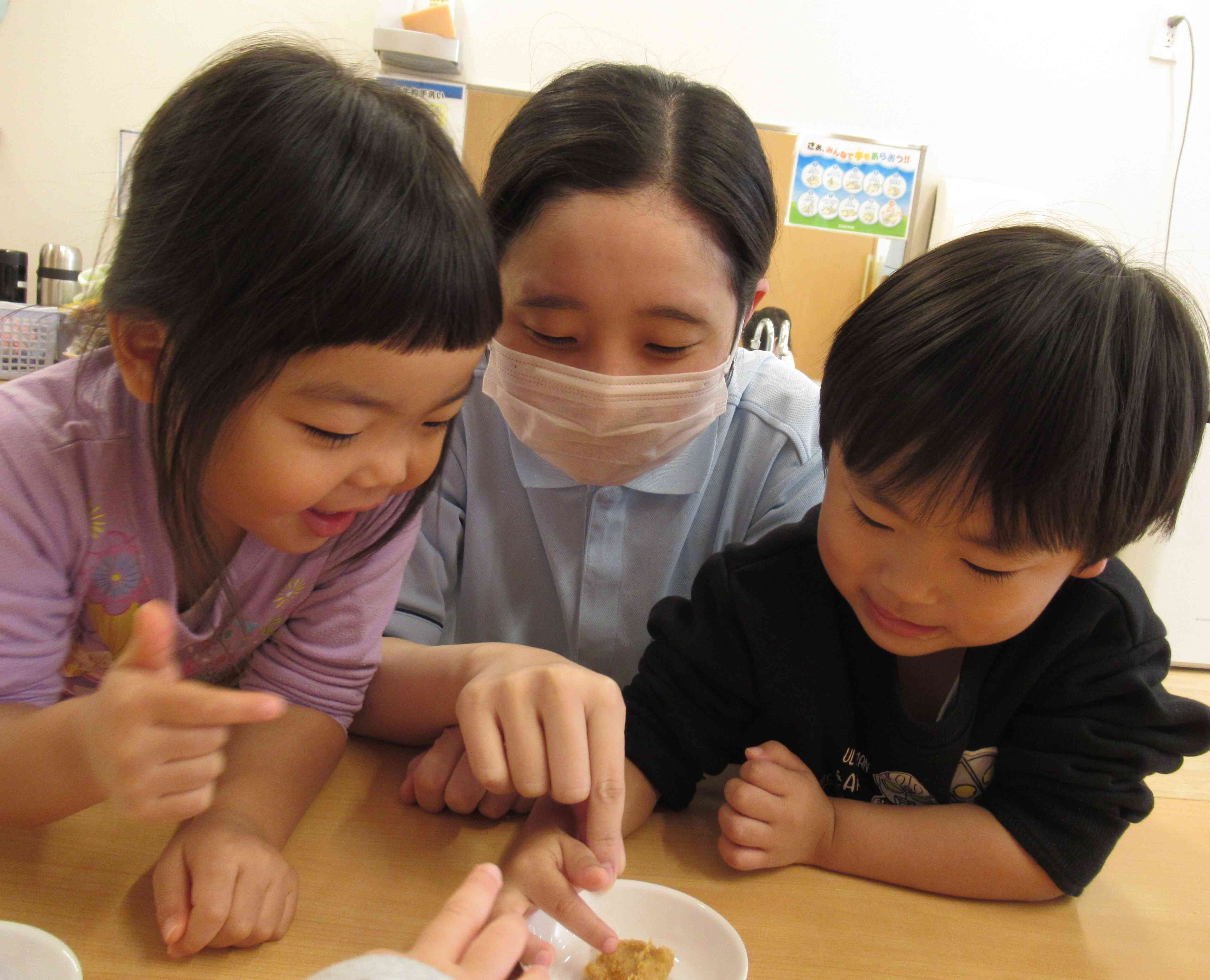 2歳児クラス うさぎ組さんの和食の日の食育の様子