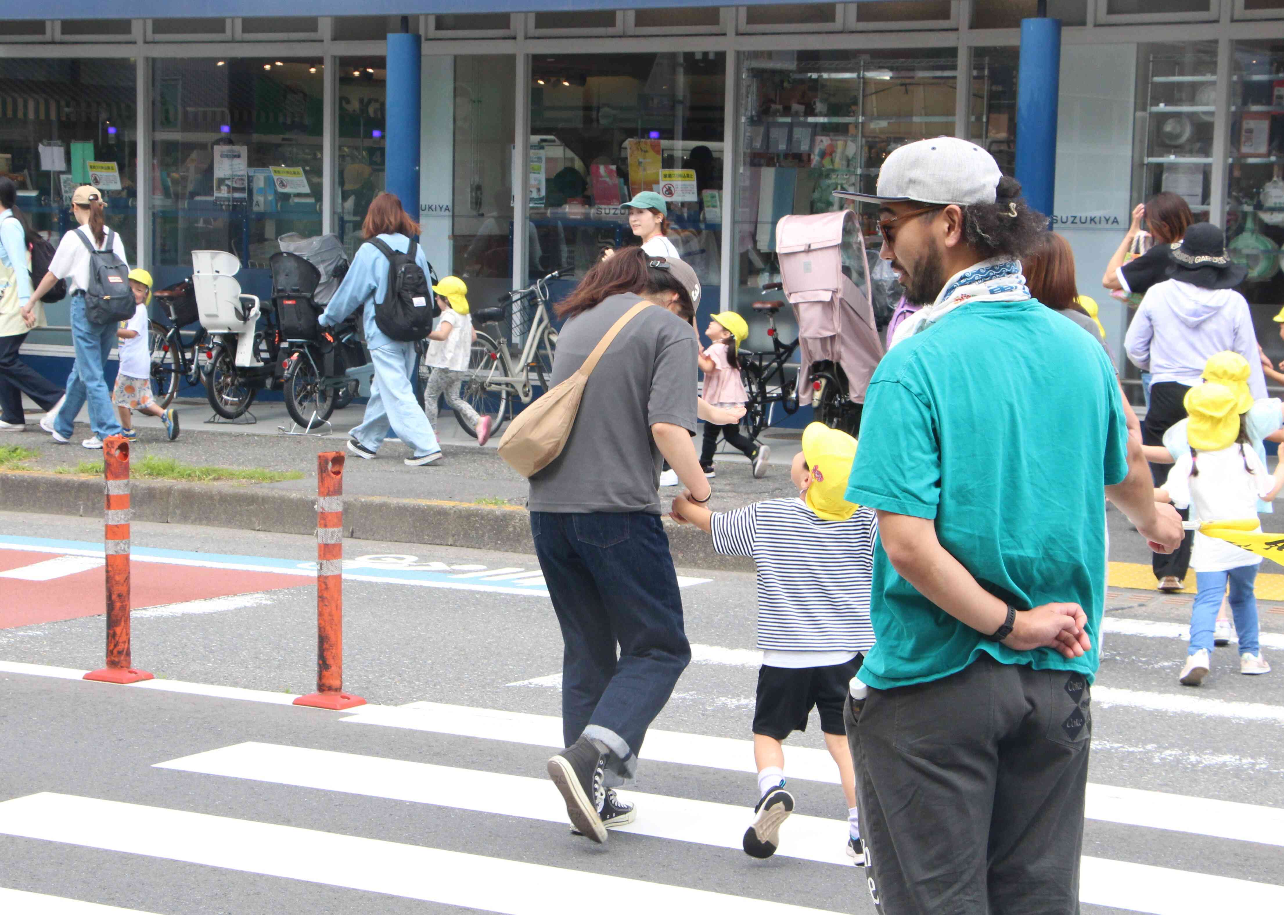 保育園の前の大きな道路。横断旗を持って交通整理をしてくださいました。