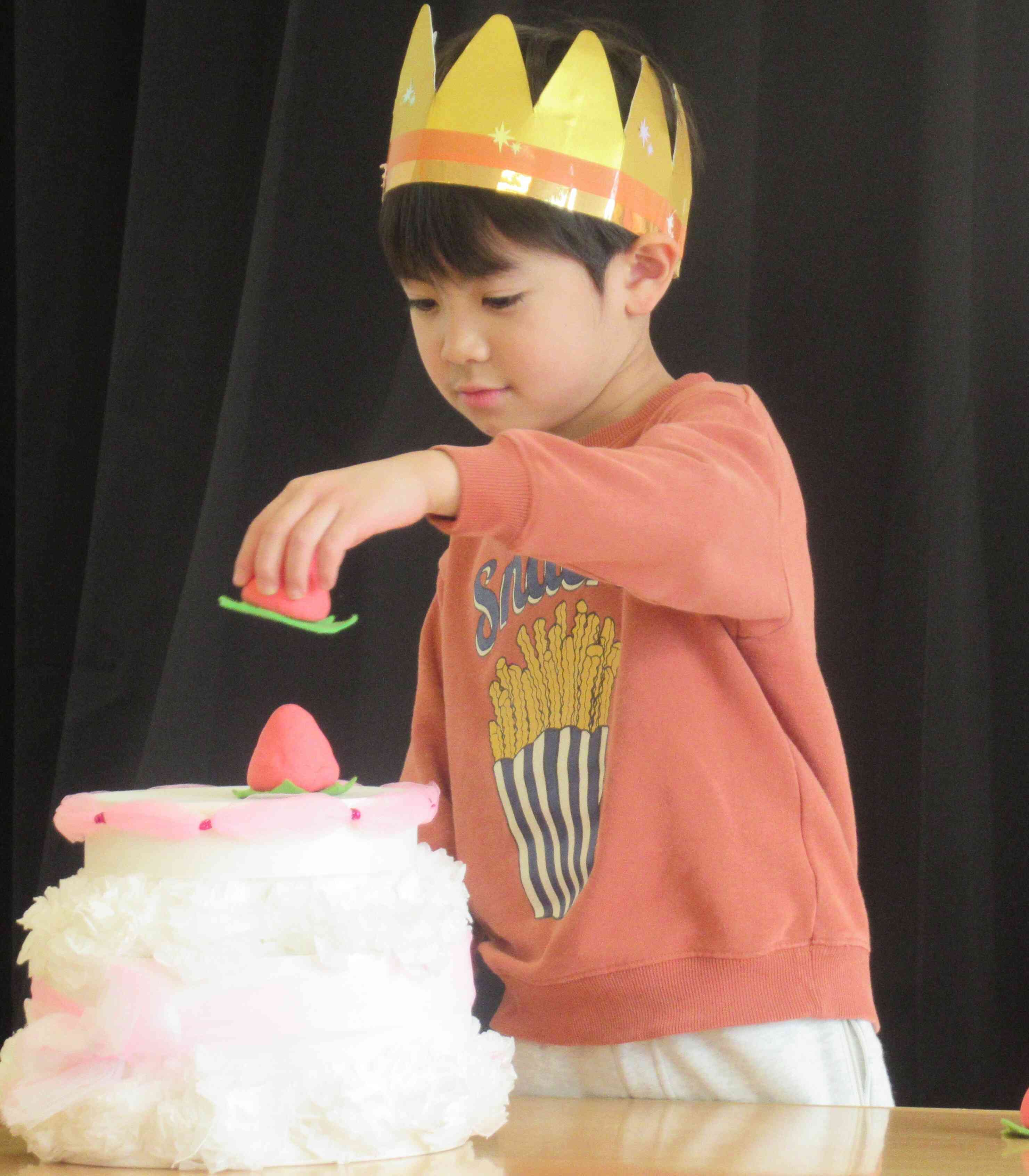 誕生日ケーキの飾り付け