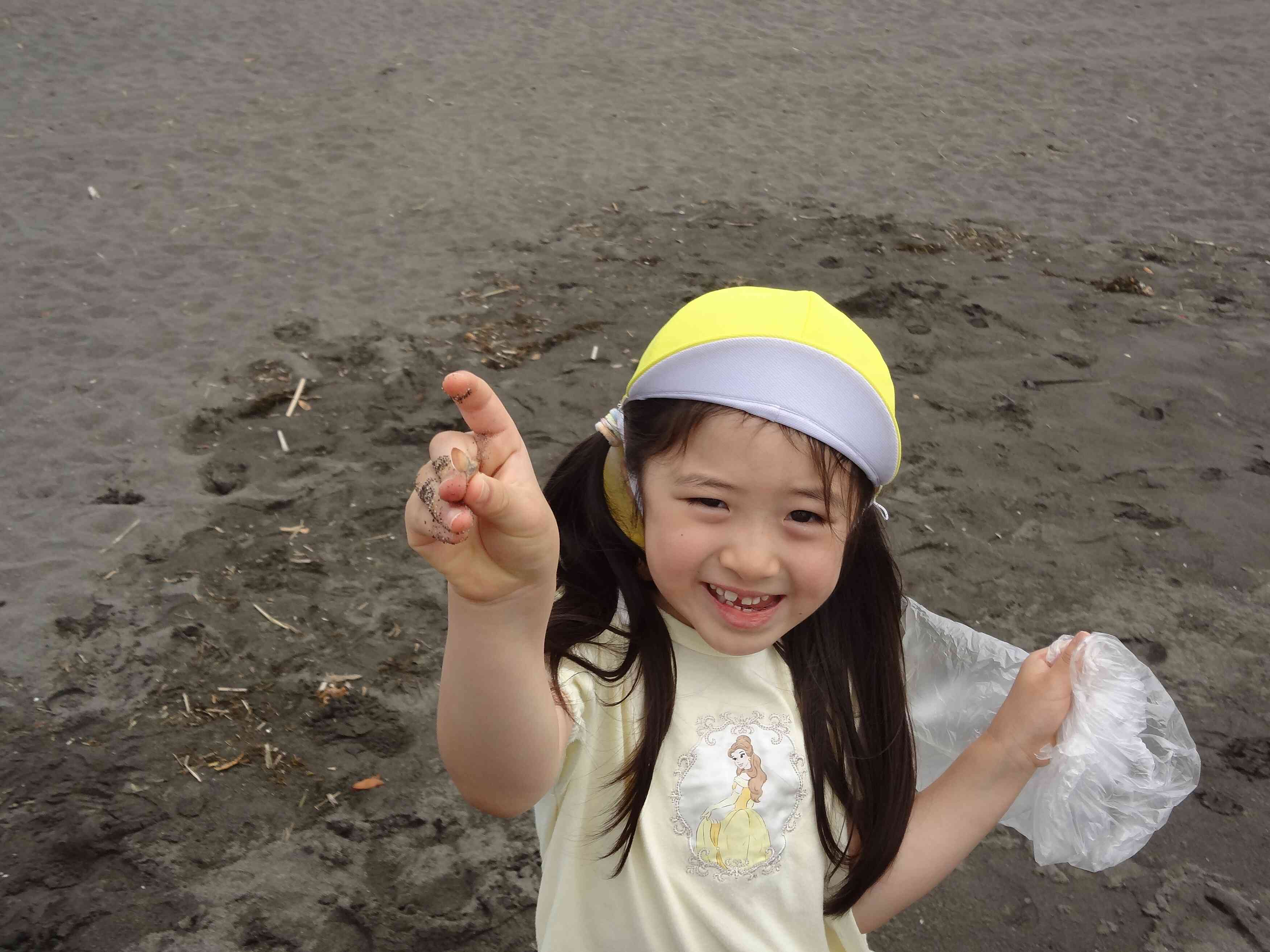 きれいな貝殻見つけたよー