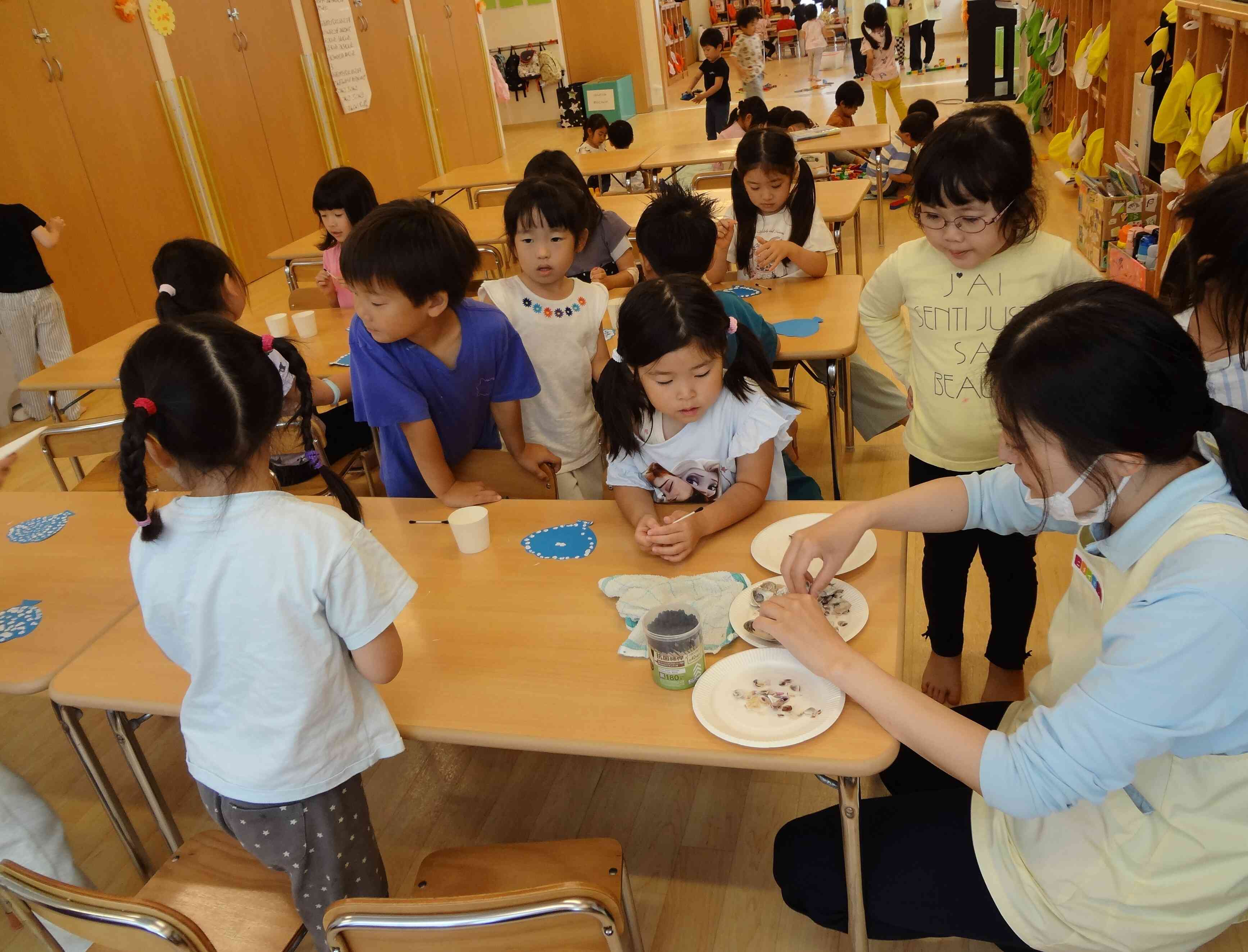 貝殻で製作をしました｜ニチイキッズ湘南鵠沼保育園｜ニチイキッズ