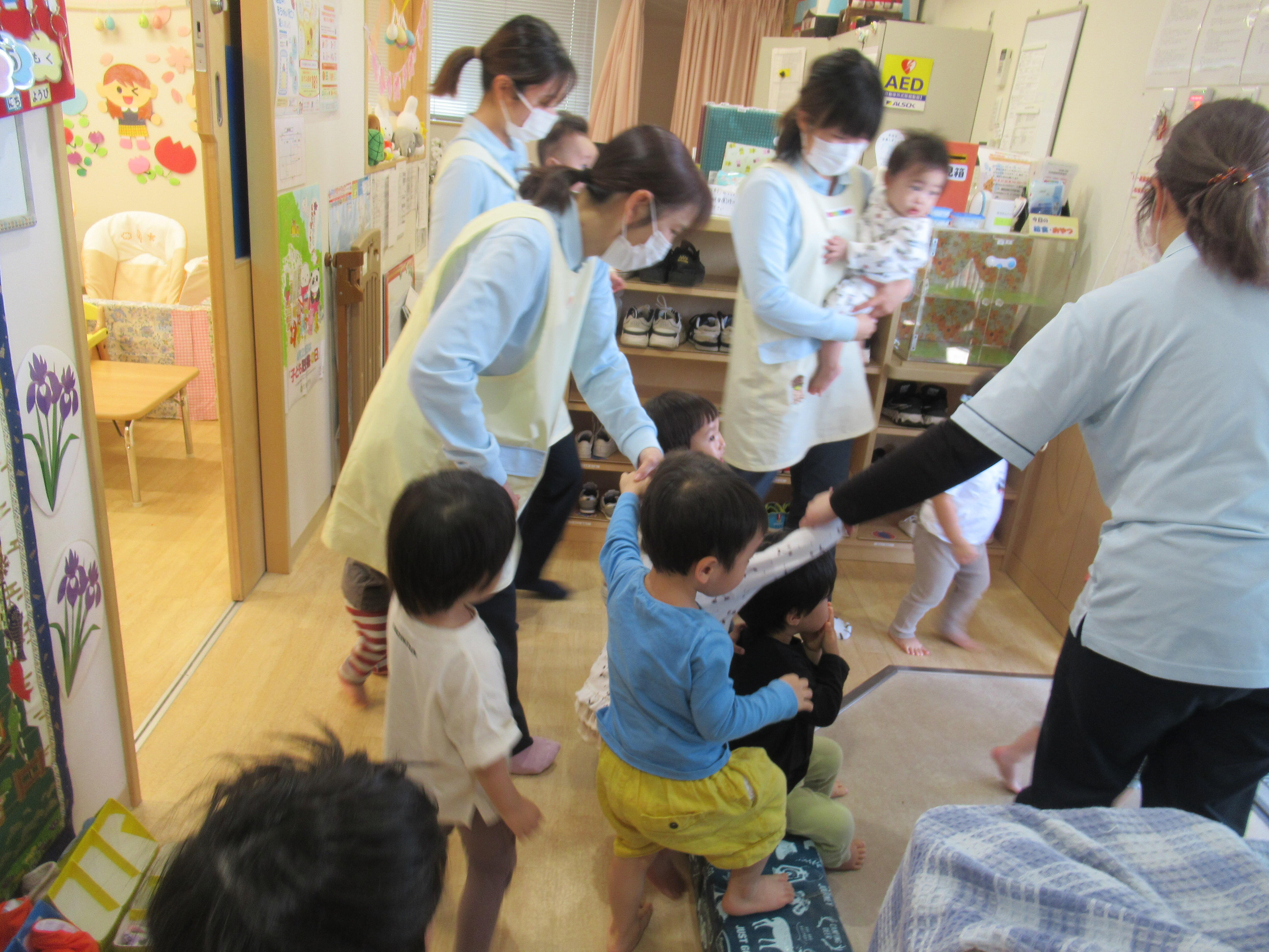 みんな、外に逃げるよ