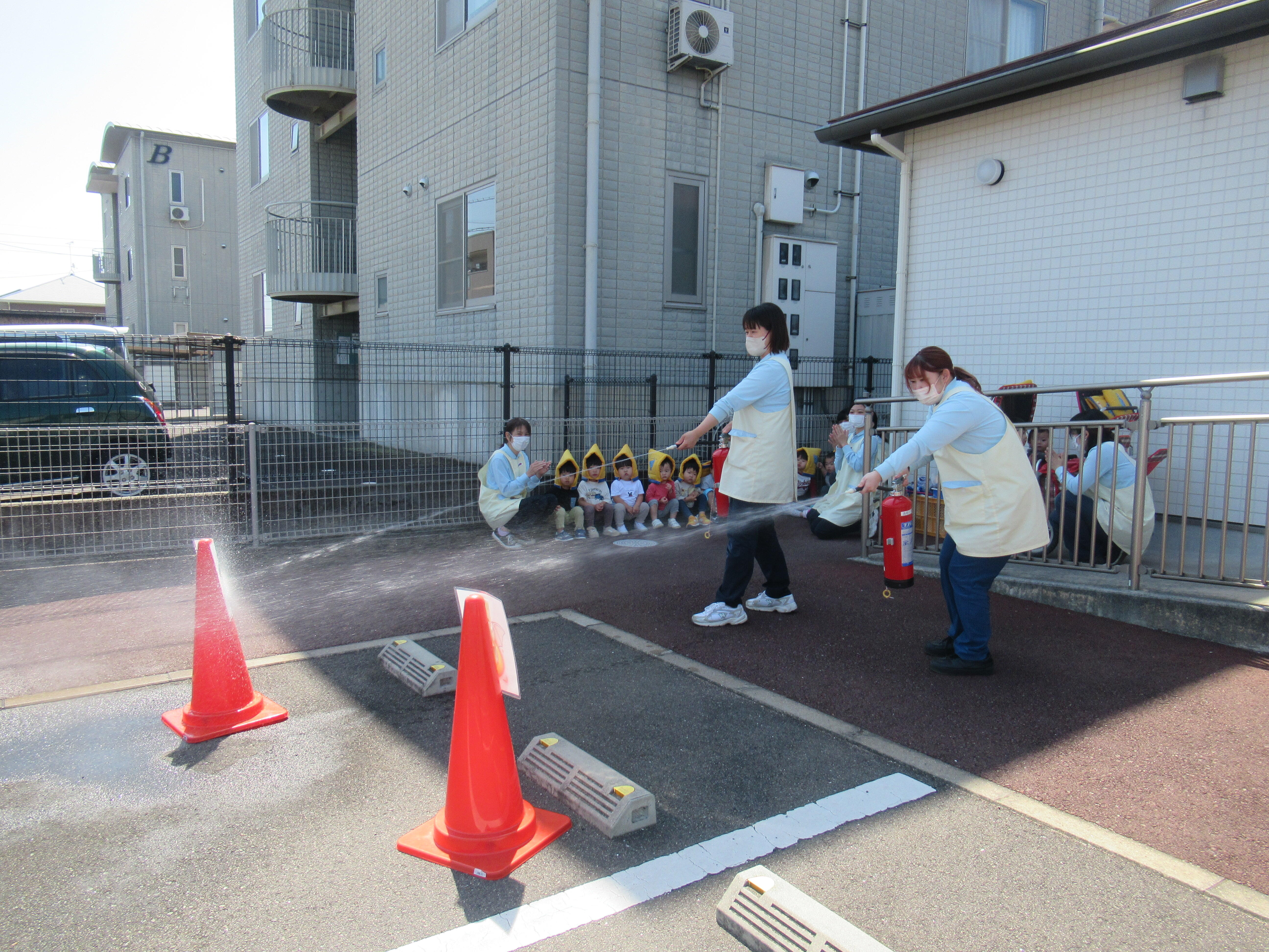 先生方で消火器を使って訓練中
