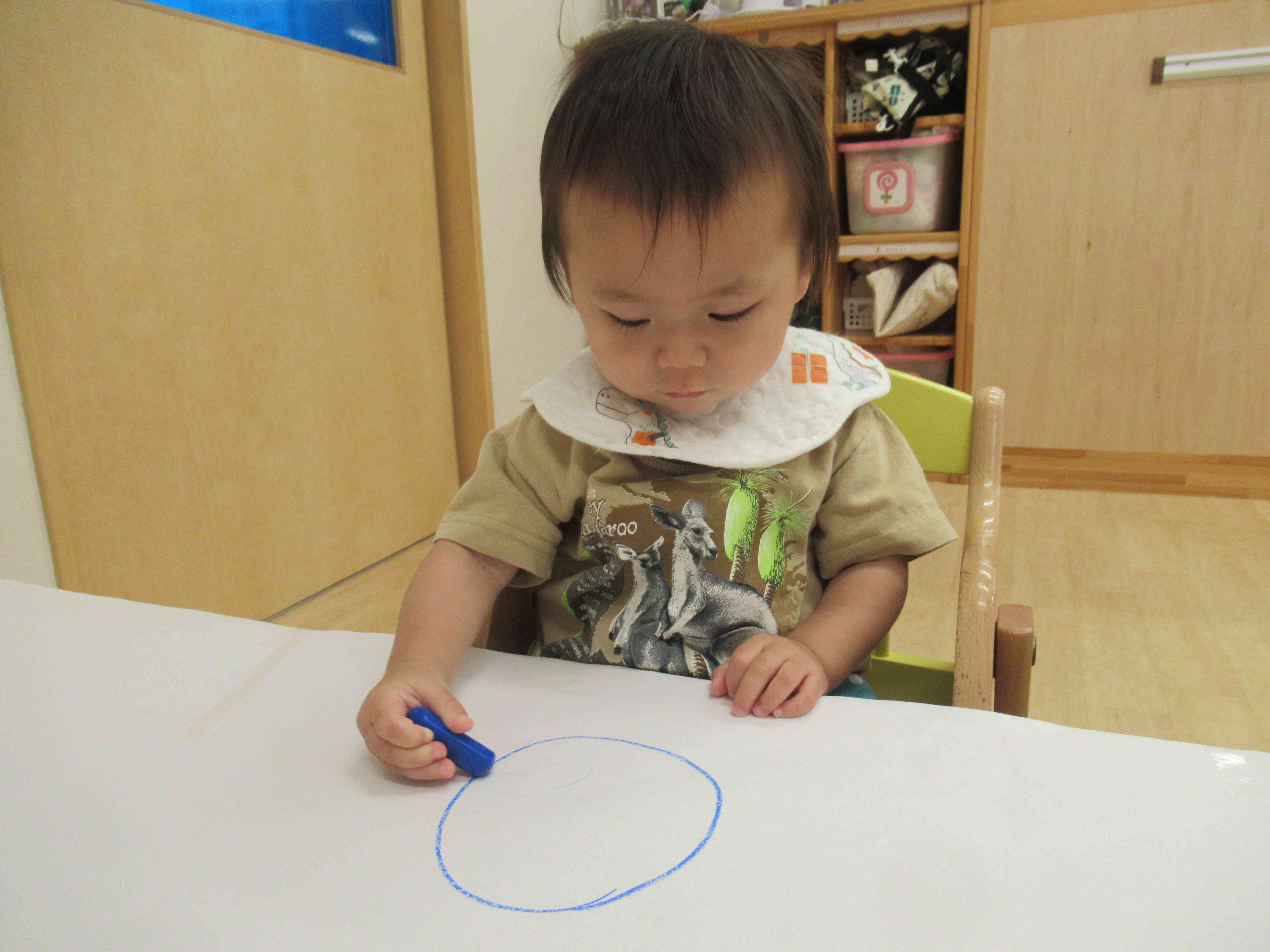 お絵描き（0歳児）｜ニチイキッズたひ東保育園｜ニチイキッズ