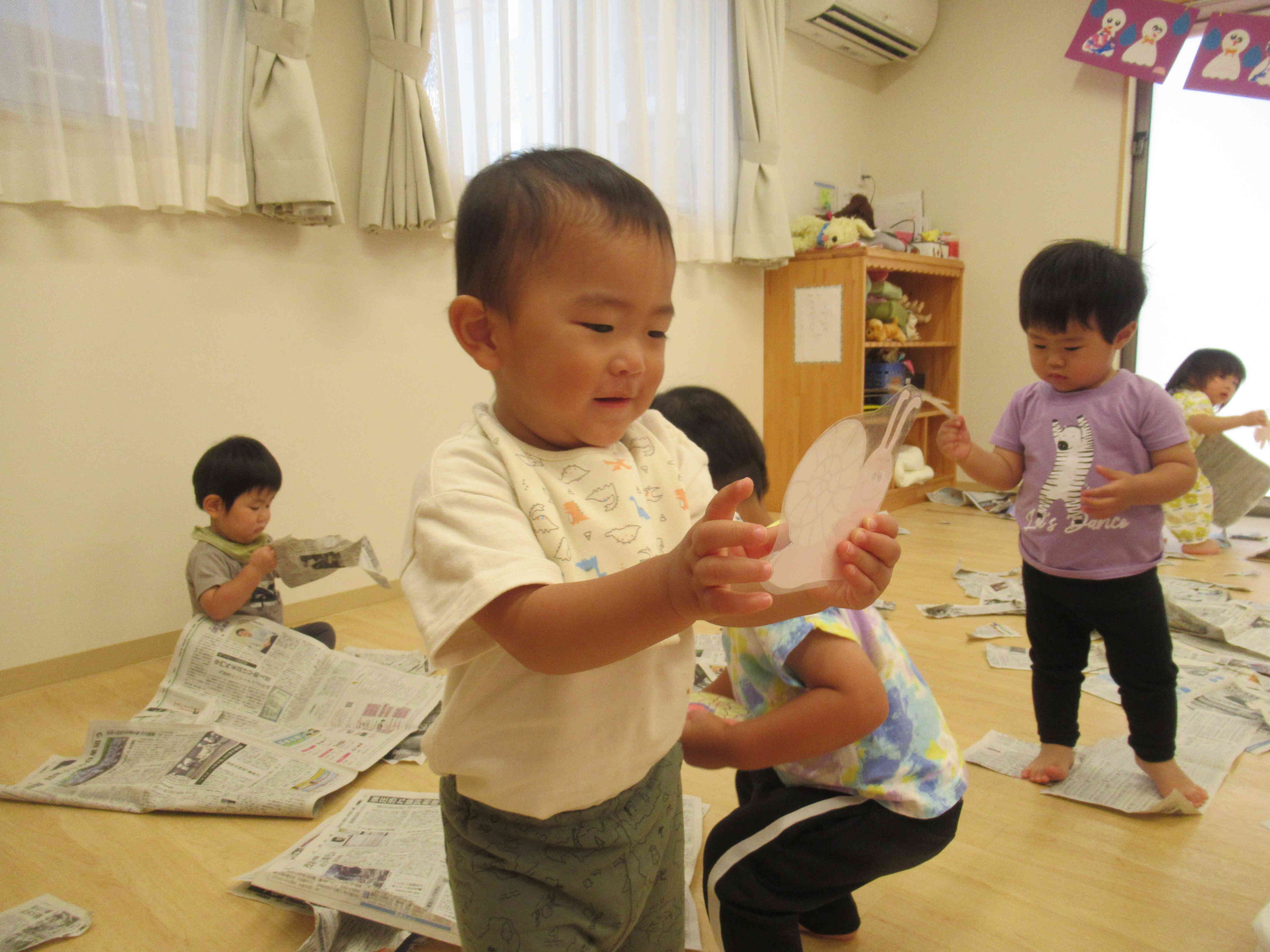 やったー！見つけたよ！カタツムリさんかな？