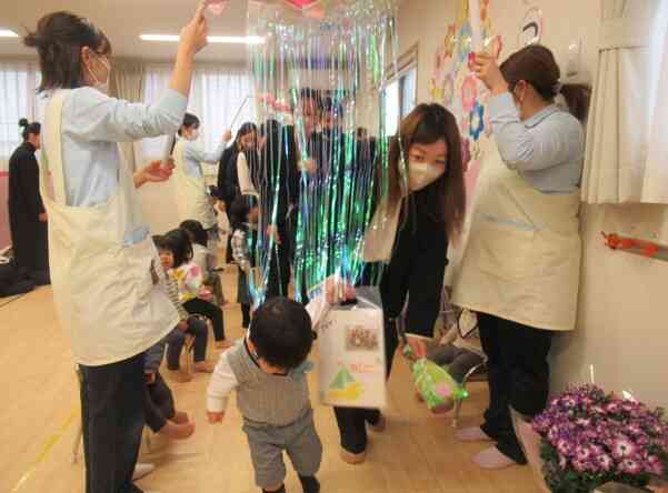 大好きなお家の方とアーチをくぐります♪