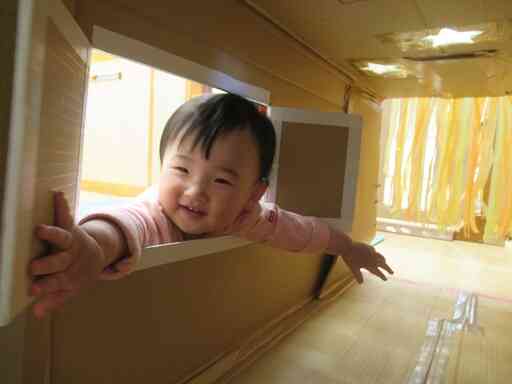 トンネルいないいないばあっ！新入児さんも担任の先生に慣れ、保育室で遊んでいます。うれしい笑顔が見られました。いっぱい先生と一緒に遊ぼうね♡