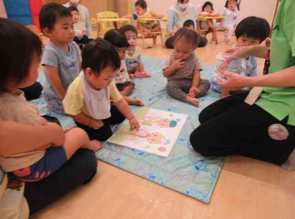 一人ずつお洋服を着せてあげたり、帽子をかぶせてあげたりしました！みんな上手に貼れたね☆
