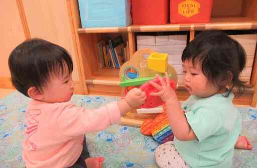 保育室ではおもちゃを通して遊んでいるよ