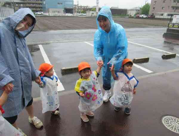 雨の日に手作りレインコートを着て先生と園外散歩に出かけました。雨の音を感じたり水たまりの温かさに気付くことができましたね♡