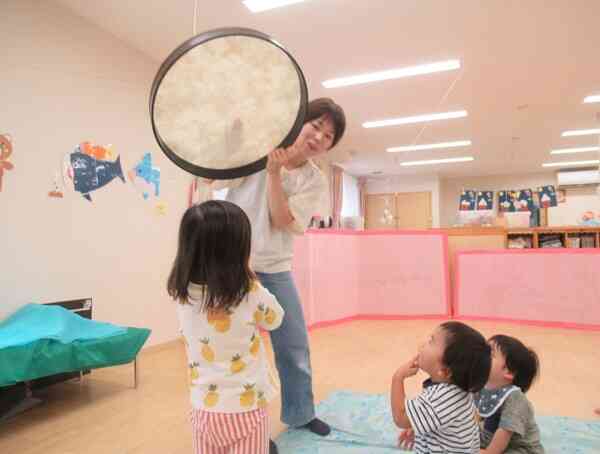２歳児さん、１歳児さんと一緒に『海』