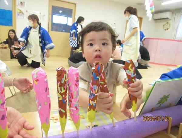 おはなし絵本をテーマにした夏祭りです。お家の人と一緒に縁日ごっこを楽しみましたね。チョコバナナ作りは楽しかったね☆彡