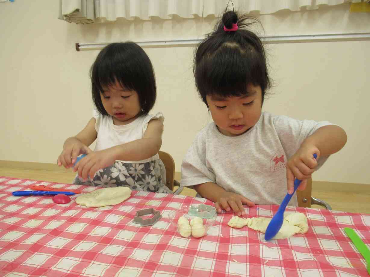 小麦粉粘土で遊んだよ！（０・１・２歳児）