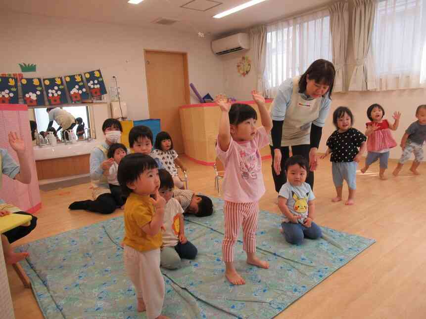 英語の歌に合わせてダンス！