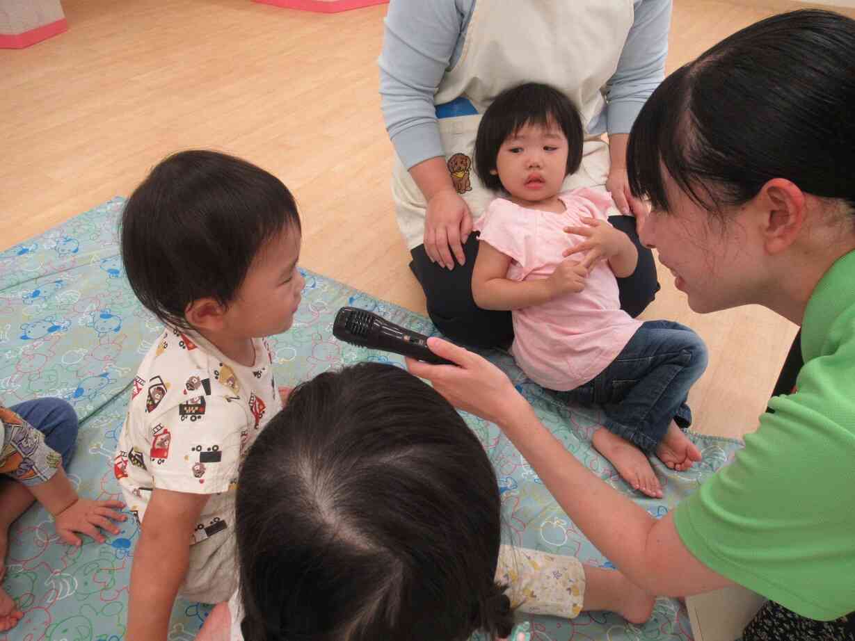 先生と一緒に指さしをしていますよ