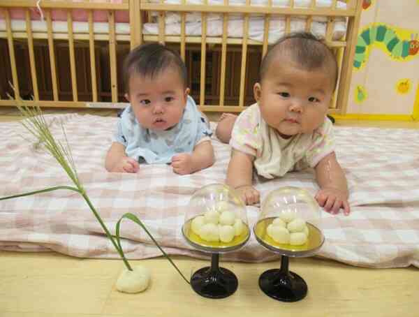 自分の気持ちを喃語で「うーうー」「あーあー」と知らせてくれるようになりました。ちいさいお月見団子の前でハイポーズ。大きくなってね♡