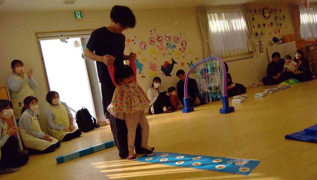 ２歳児親子でサーキットでは、お父さんの足の上に乗りペンギン歩きをしました。２人で力を合わせて楽しかったね☆彡