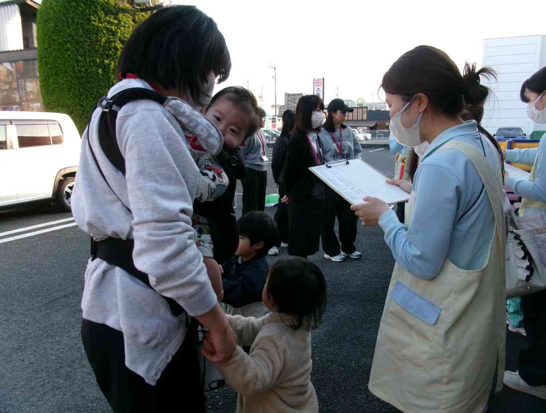 避難場所に来るまでの子どもの様子を伝えています。