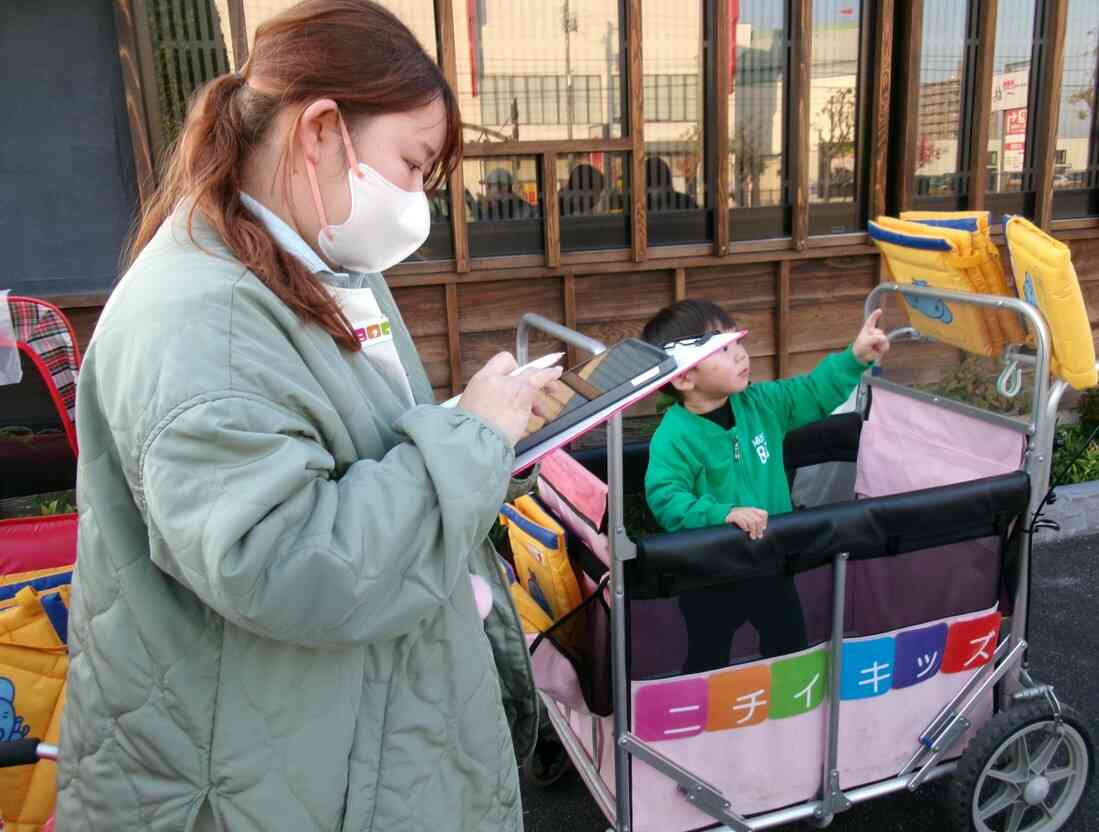 災害時に保育園と保護者が情報共有ができるようにiPadを使って連絡をとっています。