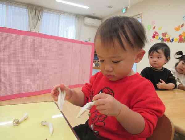 「かれいのきのこかけ」に使うきのこをみんなでさきしました！