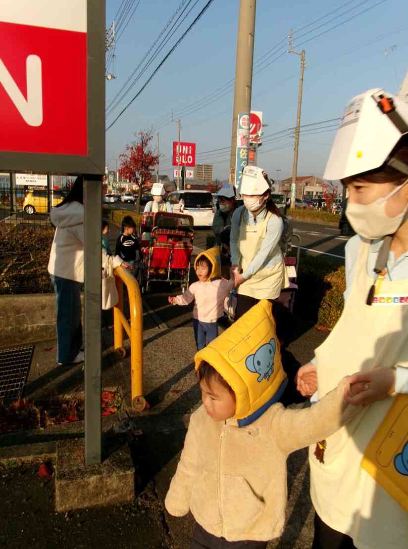 余震に備えながら、子どもたちと安全な道を通って歩きます